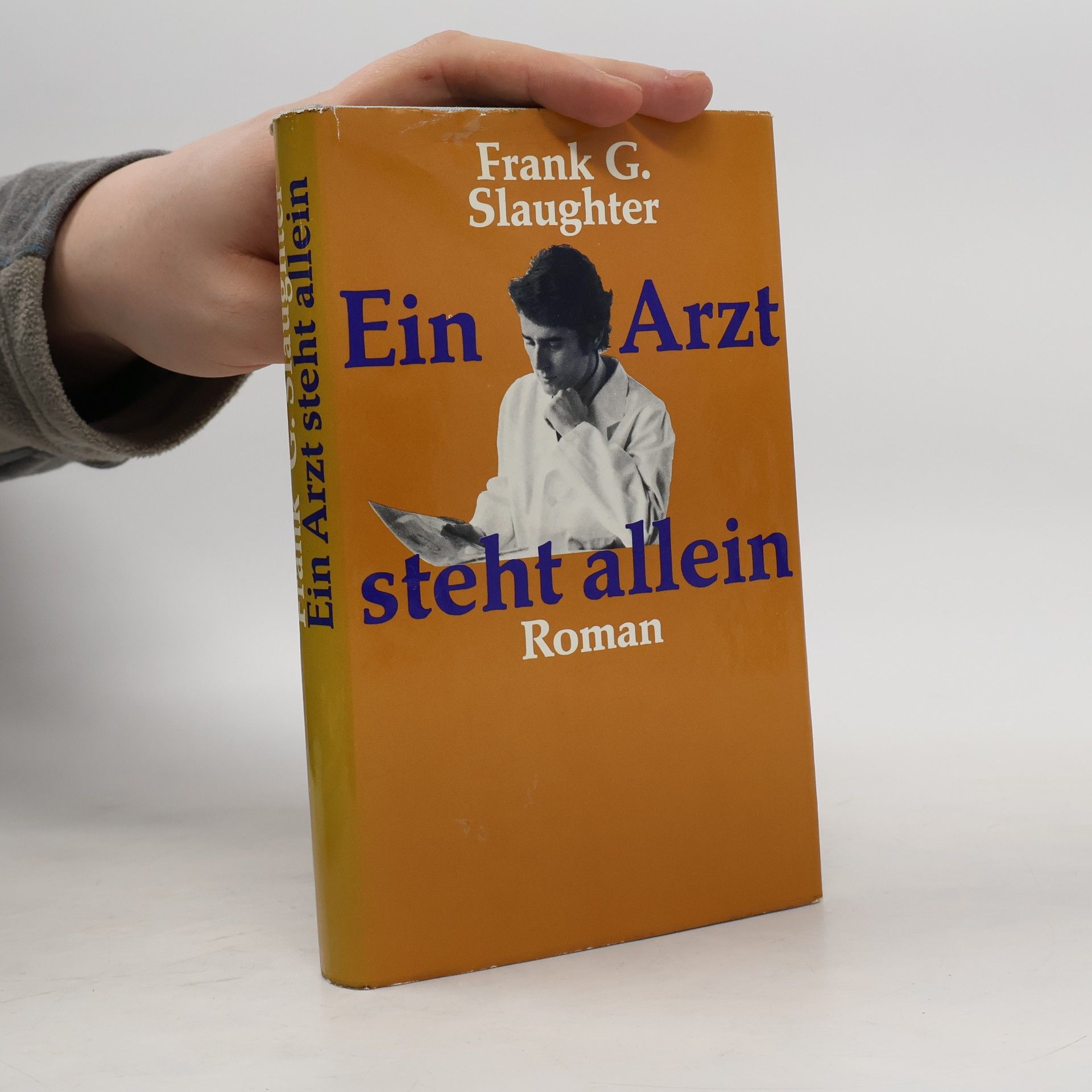 Ein Arzt steht allein