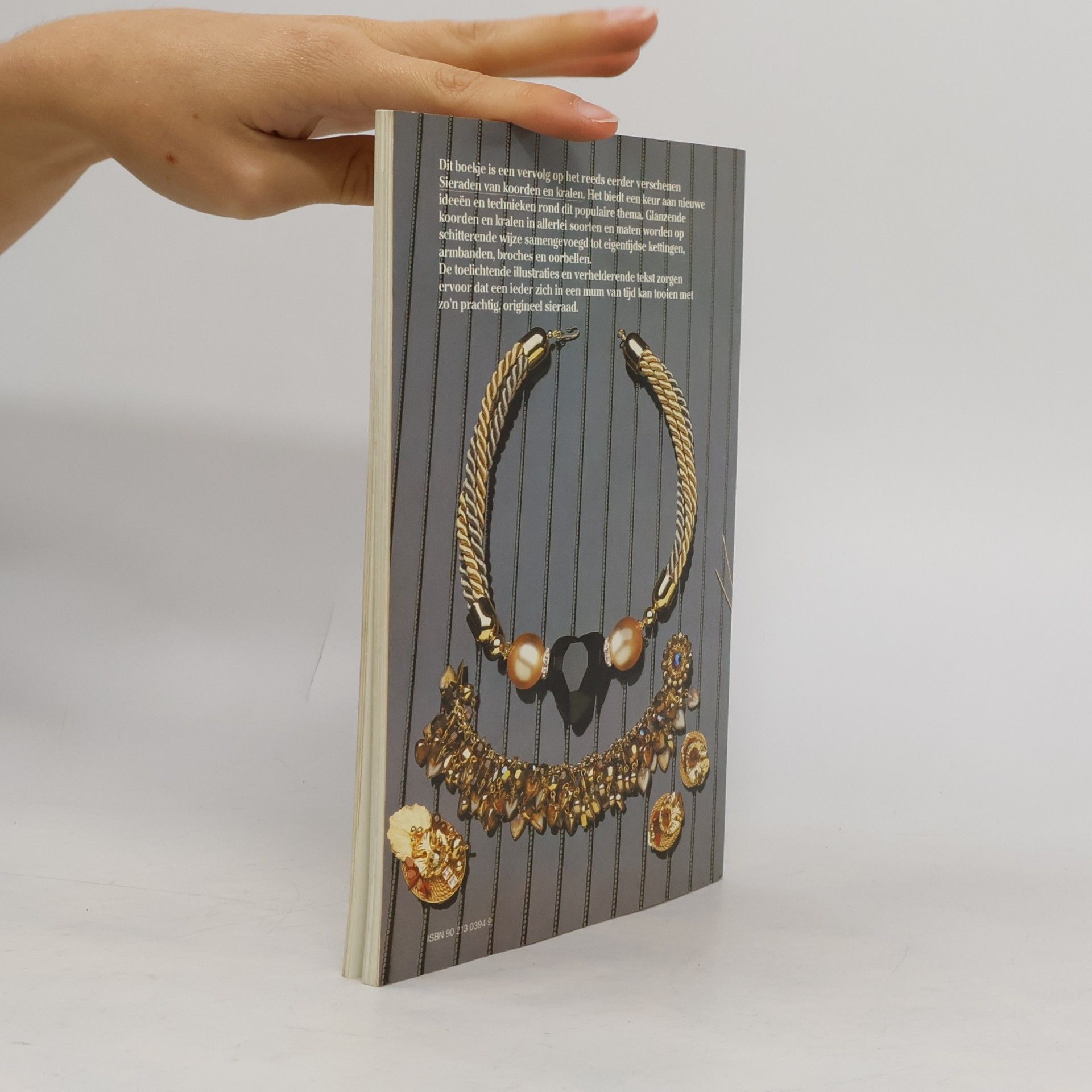 Pien Lemstra Nieuwe sieraden van koorden en kralen
