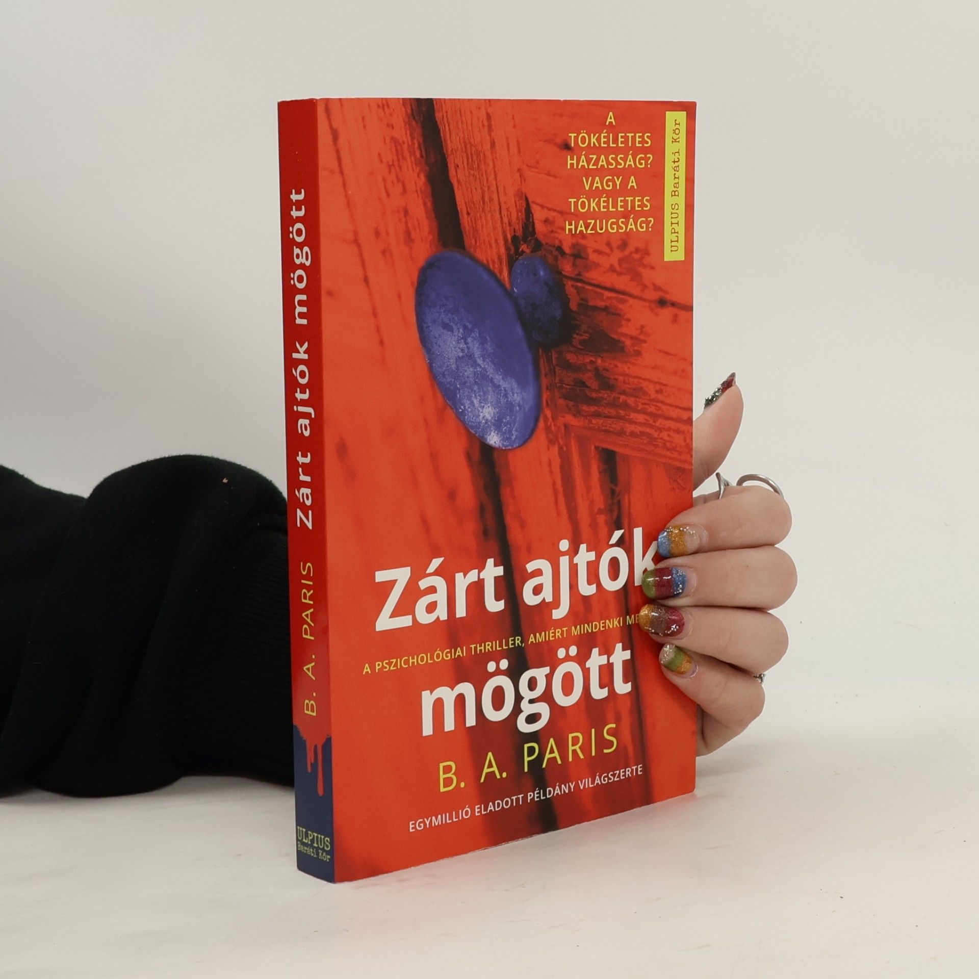 Zárt ajtók mögött