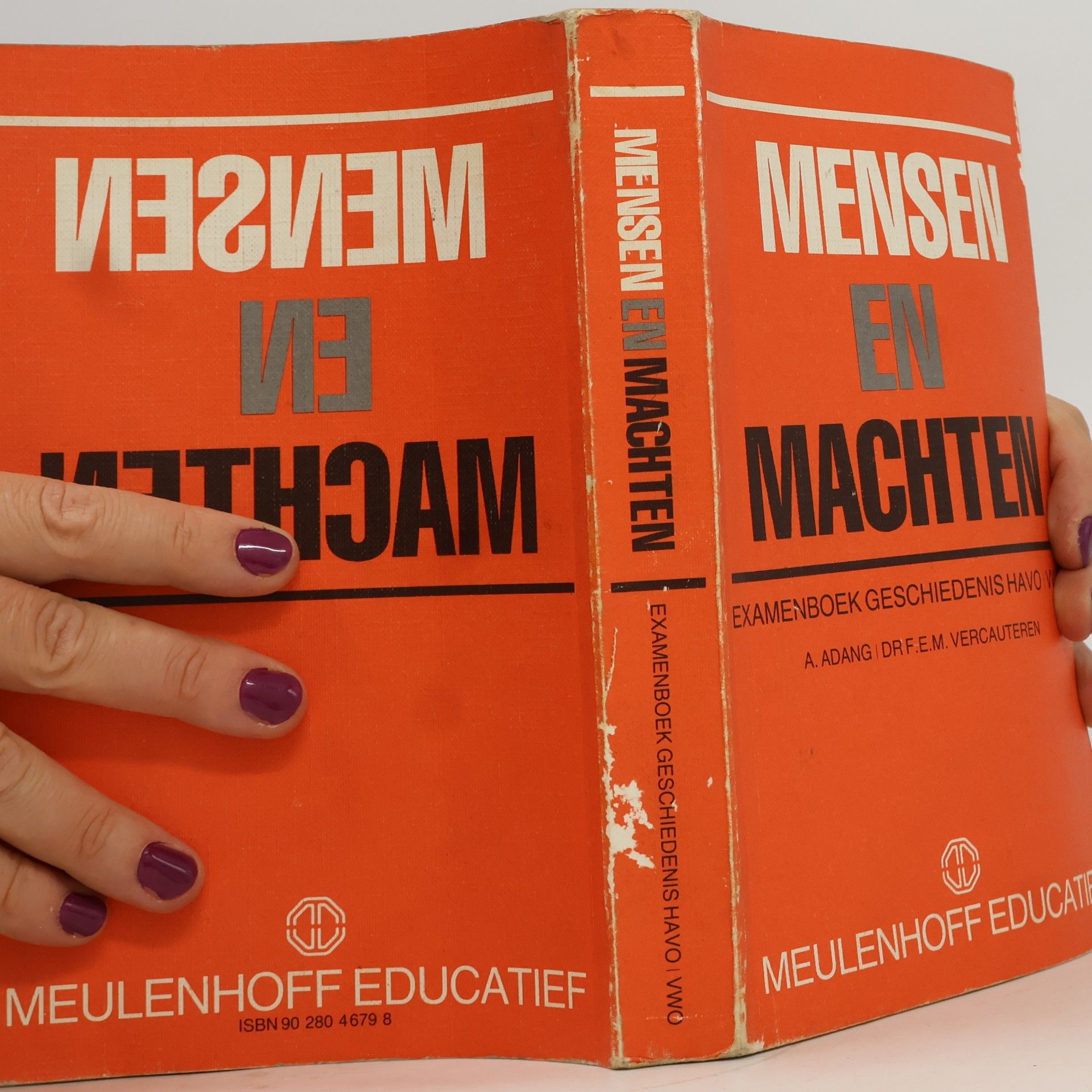 A. Adang Mensen en Machten
