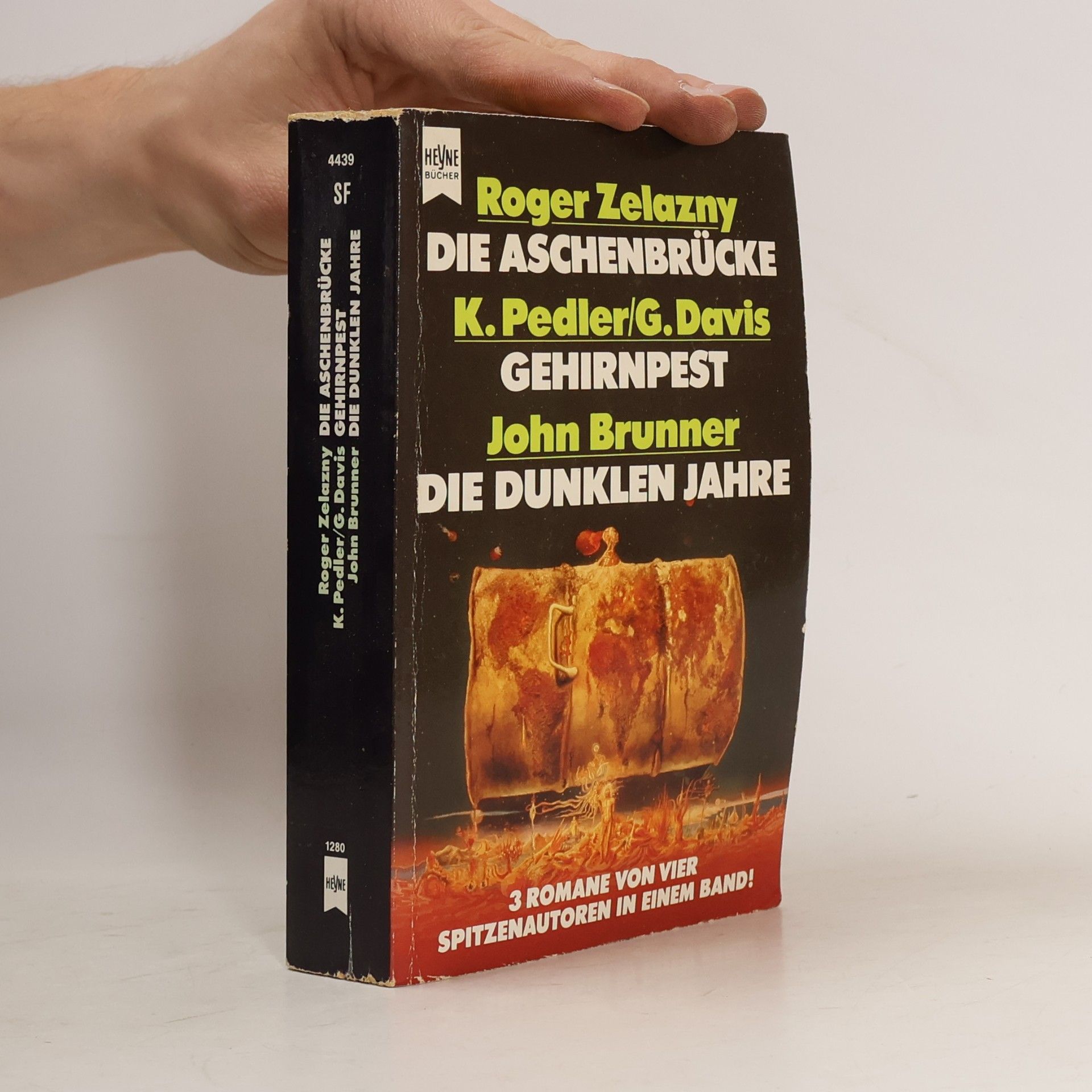 Gehirnpest / Die dunklen Jahre / Die Aschenbrücke. Drei Science Fiction Romane in einem Band.