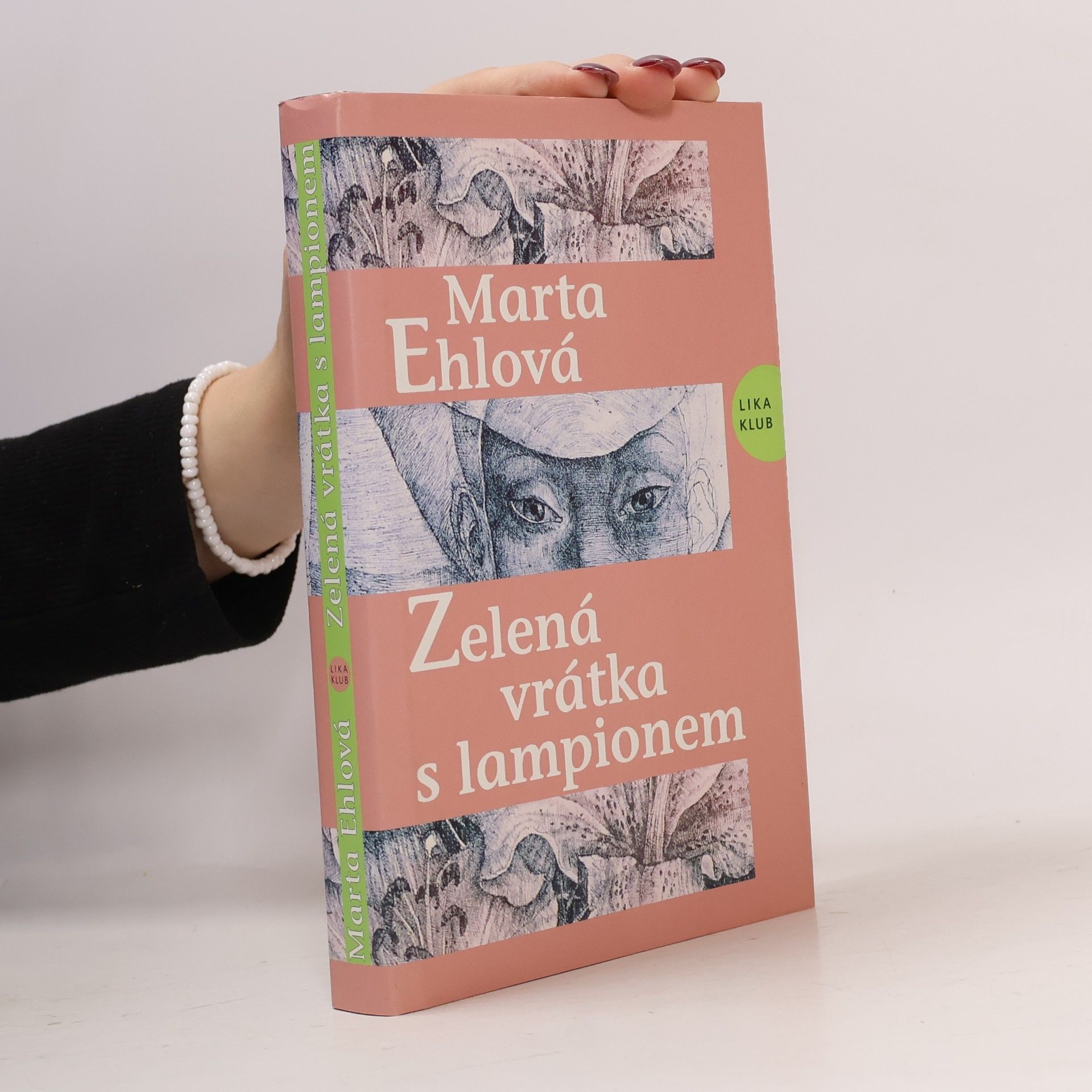 Zelená vrátka s lampionem