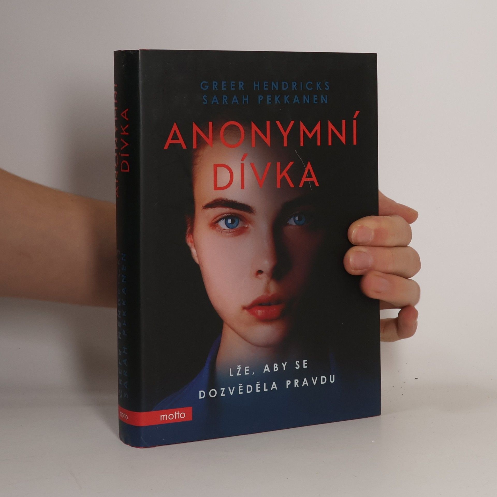Anonymní dívka. Lže, aby se dozvěděla pravdu
