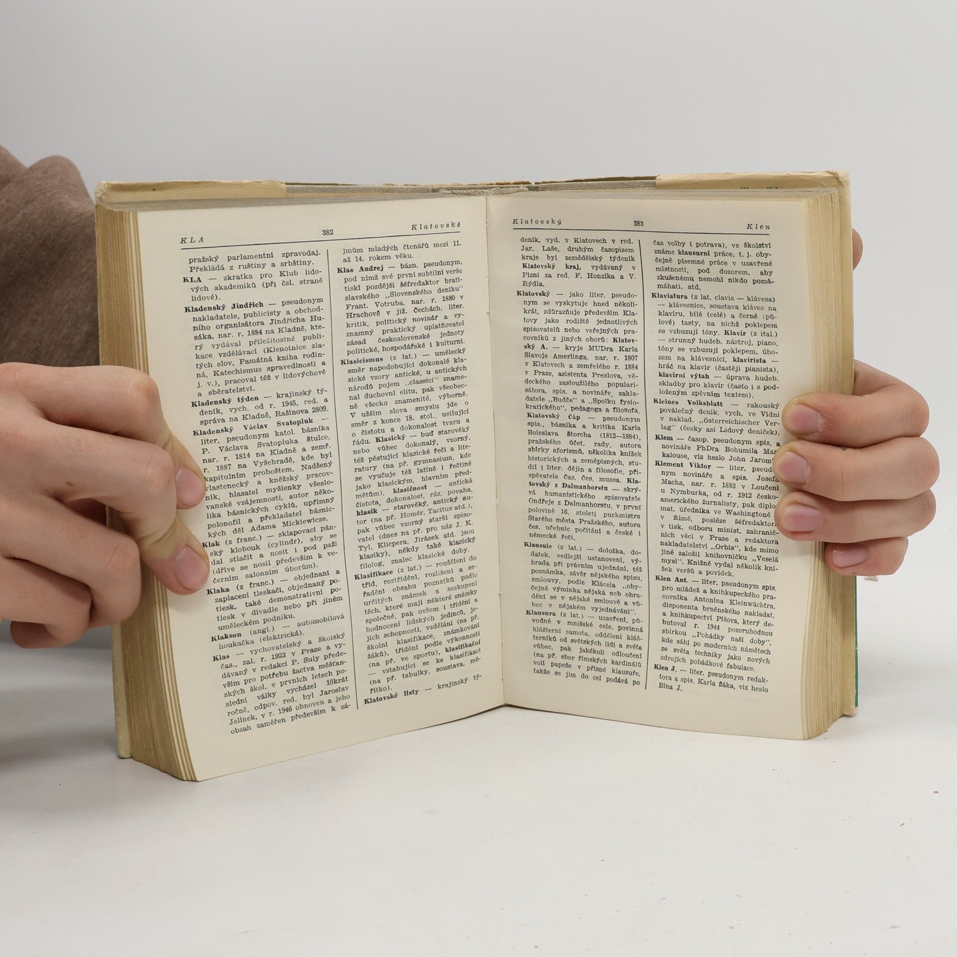 Karel Tauš Slovník cizích slov, zkratek, novinářských šifer, pseudonymů a časopisů pro čtenáře novin