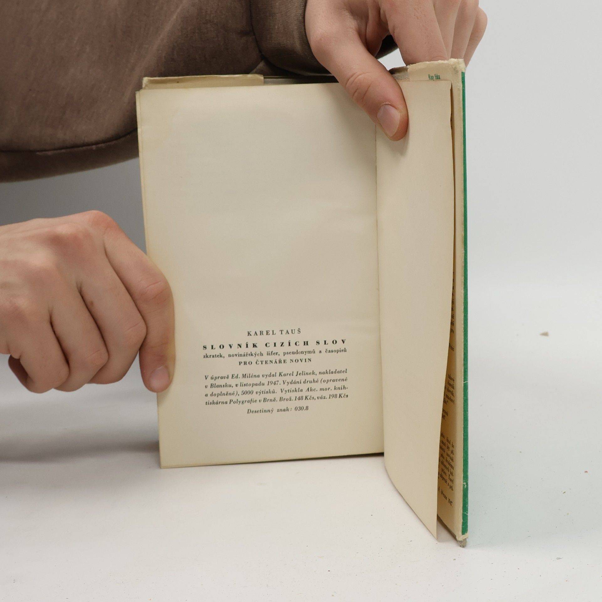 Karel Tauš Slovník cizích slov, zkratek, novinářských šifer, pseudonymů a časopisů pro čtenáře novin