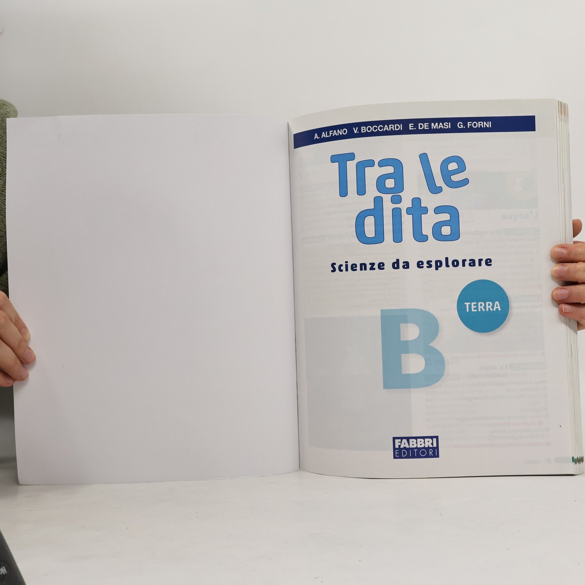 Forni G. Tra le dita B