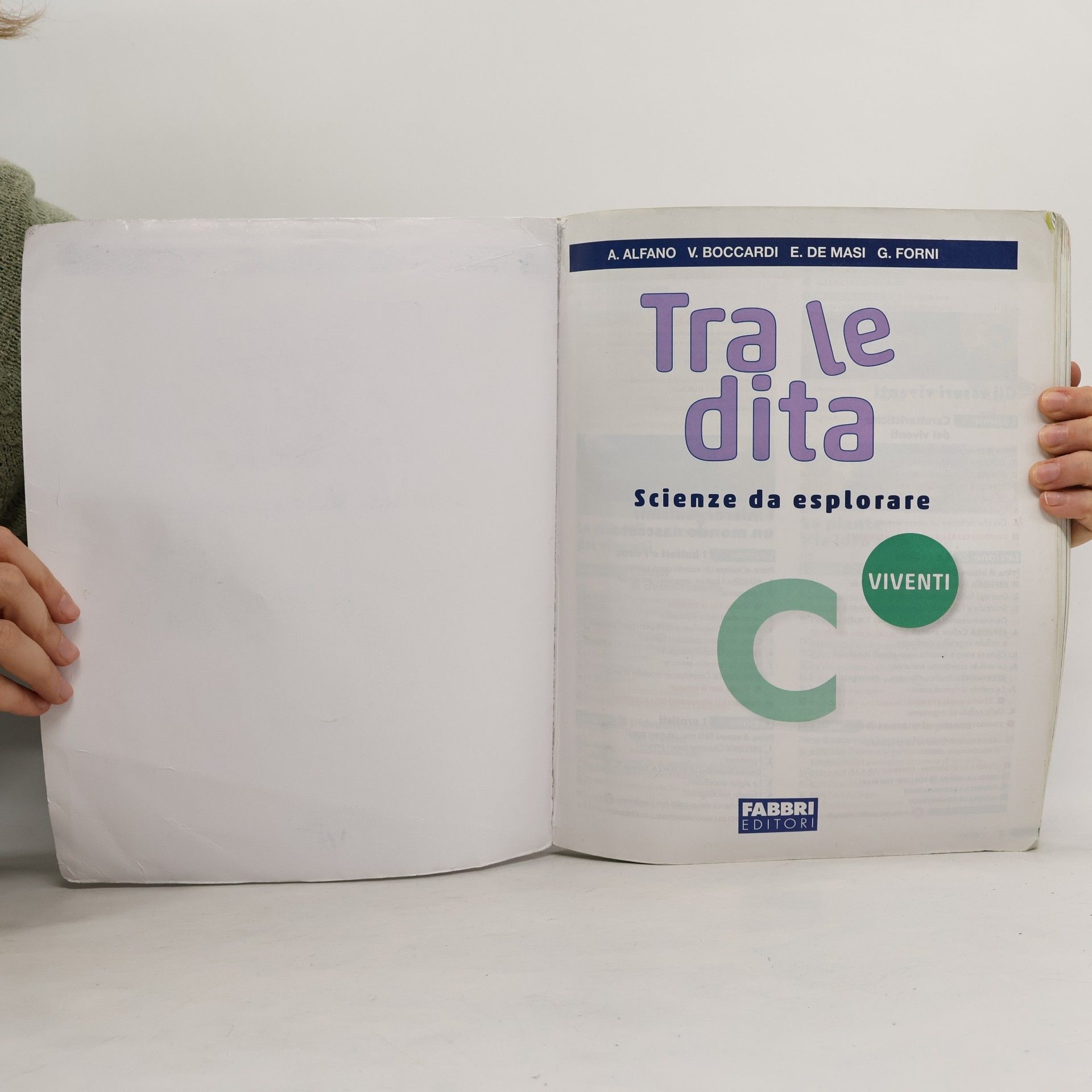 Forni G. Tra le dita