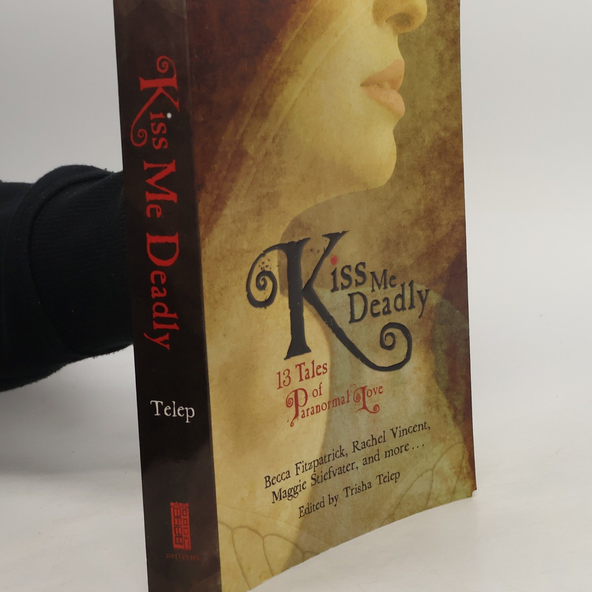 Becca Fitzpatrick Kiss Me Deadly. 13 Tales of Paranormal Love