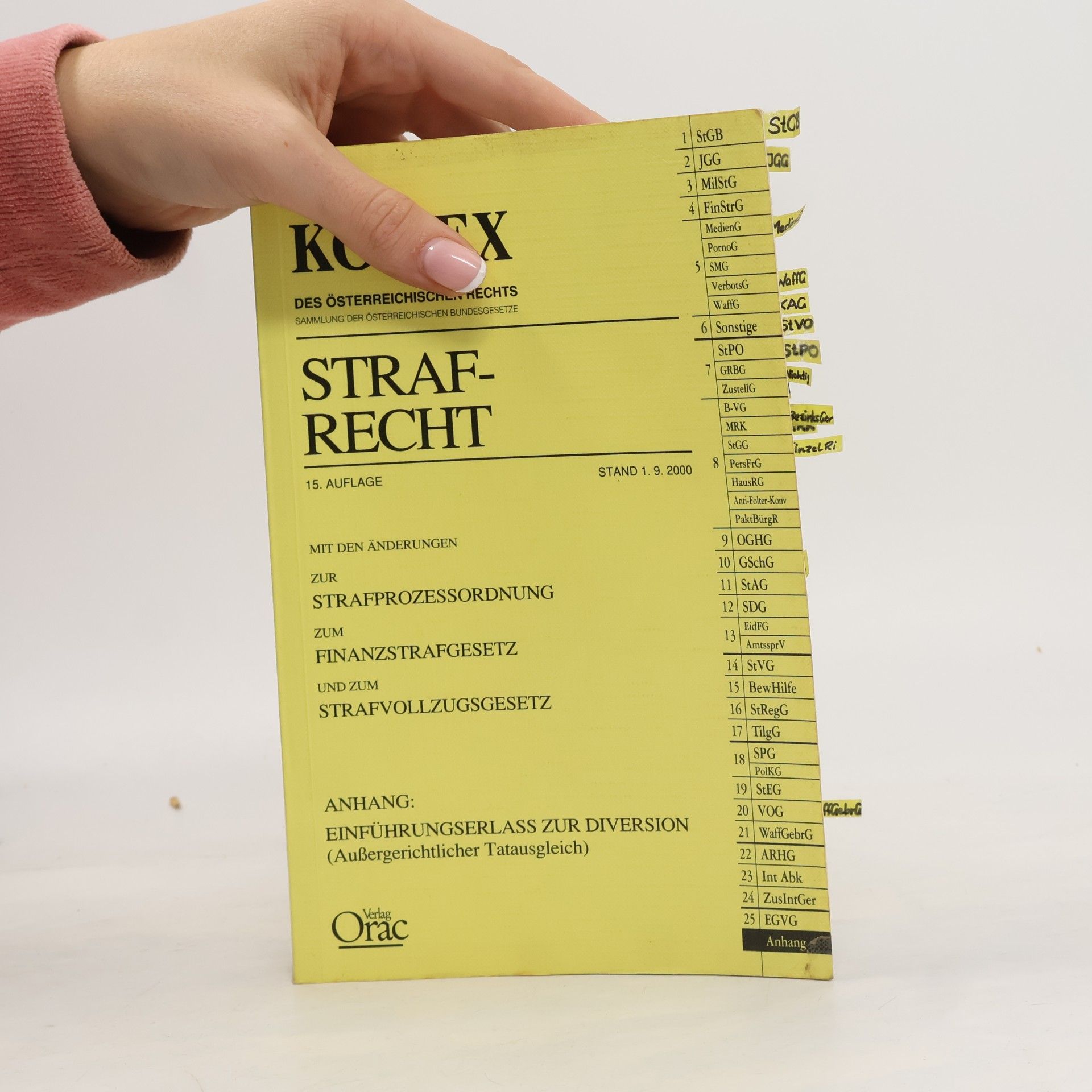 Helmut Fuchs Kodex: Strafrecht – Des österreichischen Rechts: Sammlung der österreichischen Bundesgesetze. 15. Auflage, Stand 1. 9. 2000. Mit den Änderungen zur Strafprozessordnung, zum Finanzstrafgesetz und zum Strafvollzugsgesetz. Anhang: Einführungserlass zur Diversion (Außergerichtlicher Tatausgleich)
