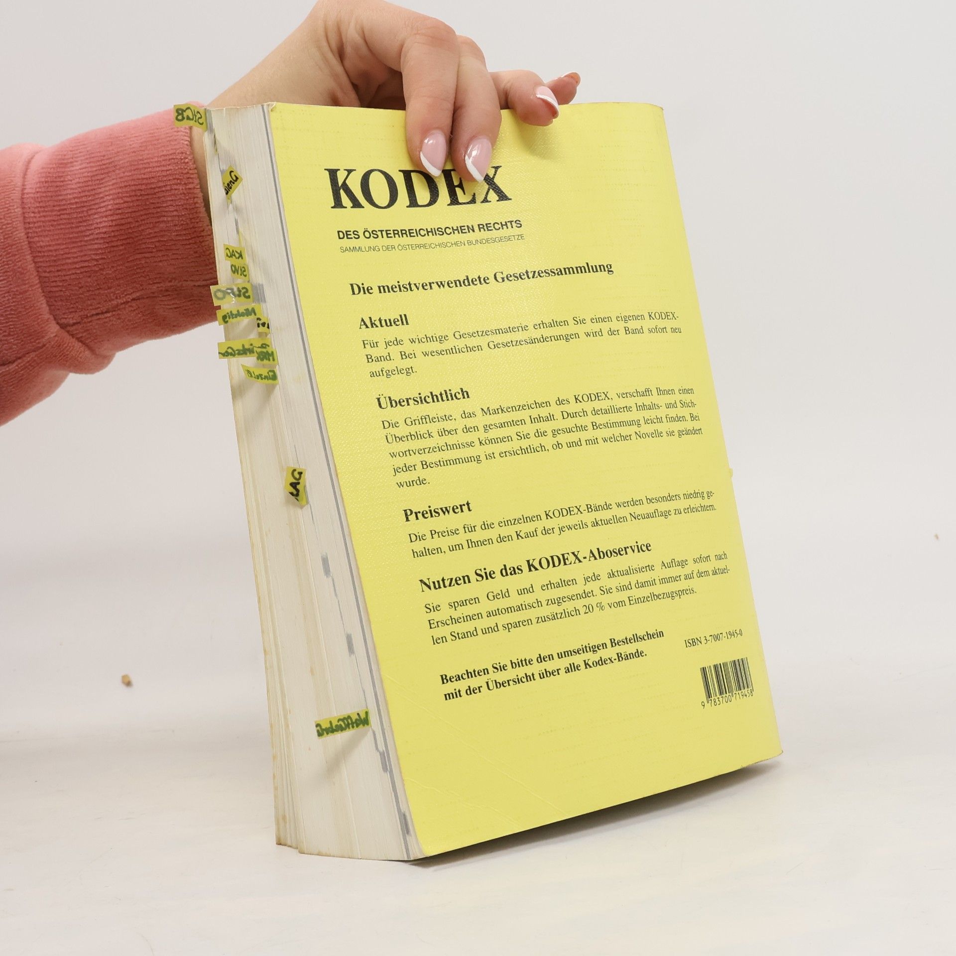 Helmut Fuchs Kodex: Strafrecht – Des österreichischen Rechts: Sammlung der österreichischen Bundesgesetze. 15. Auflage, Stand 1. 9. 2000. Mit den Änderungen zur Strafprozessordnung, zum Finanzstrafgesetz und zum Strafvollzugsgesetz. Anhang: Einführungserlass zur Diversion (Außergerichtlicher Tatausgleich)