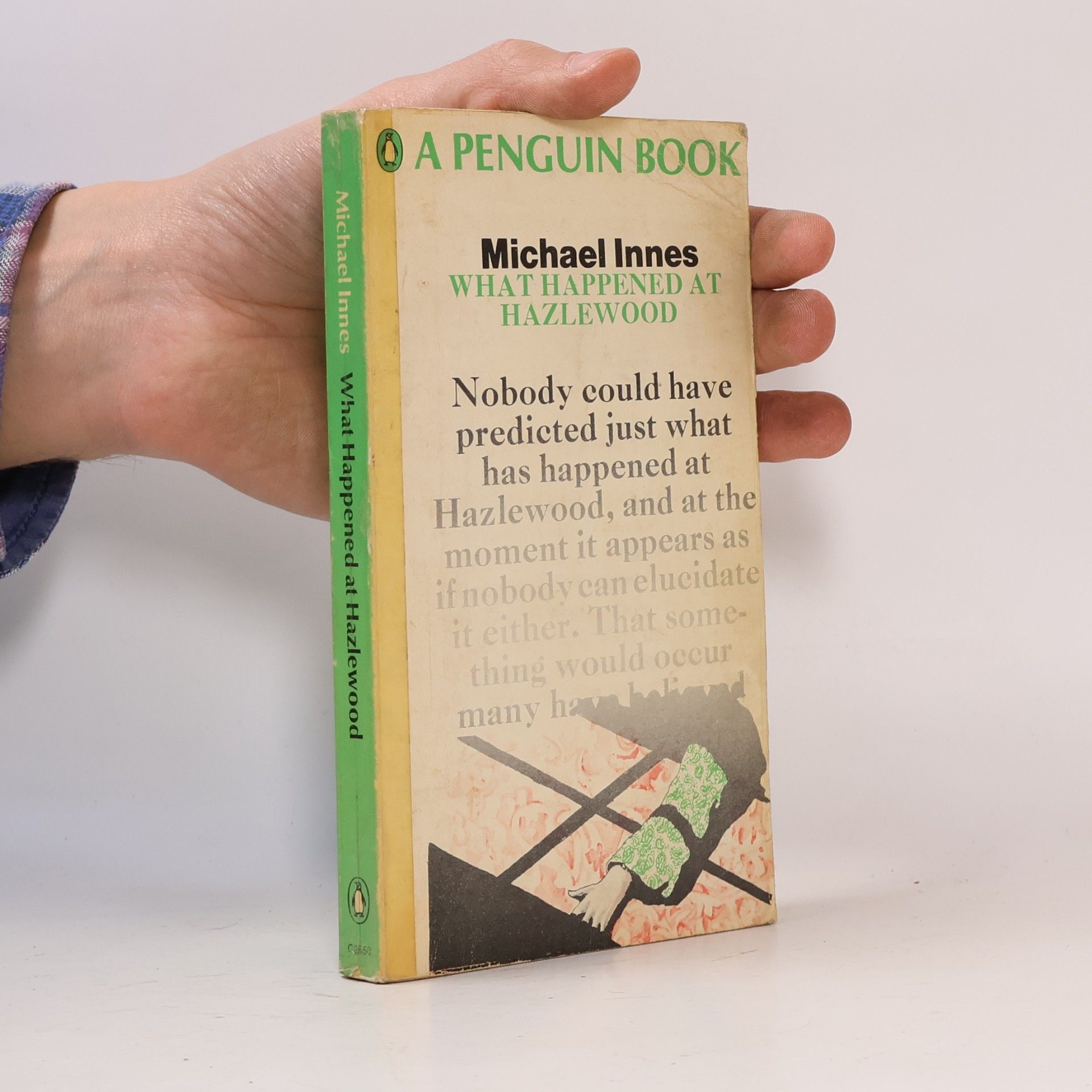 Michael Innes What happened at Hazlewood