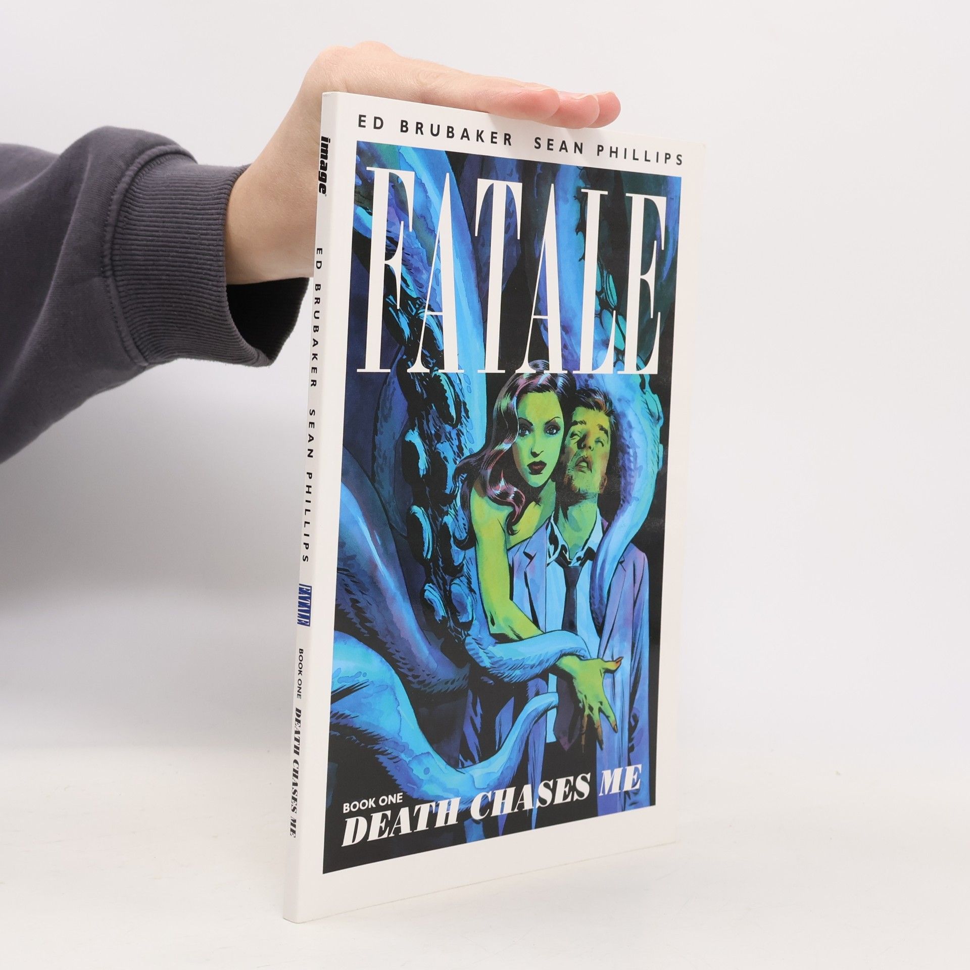 Fatale Volume 1: Death Chases Me