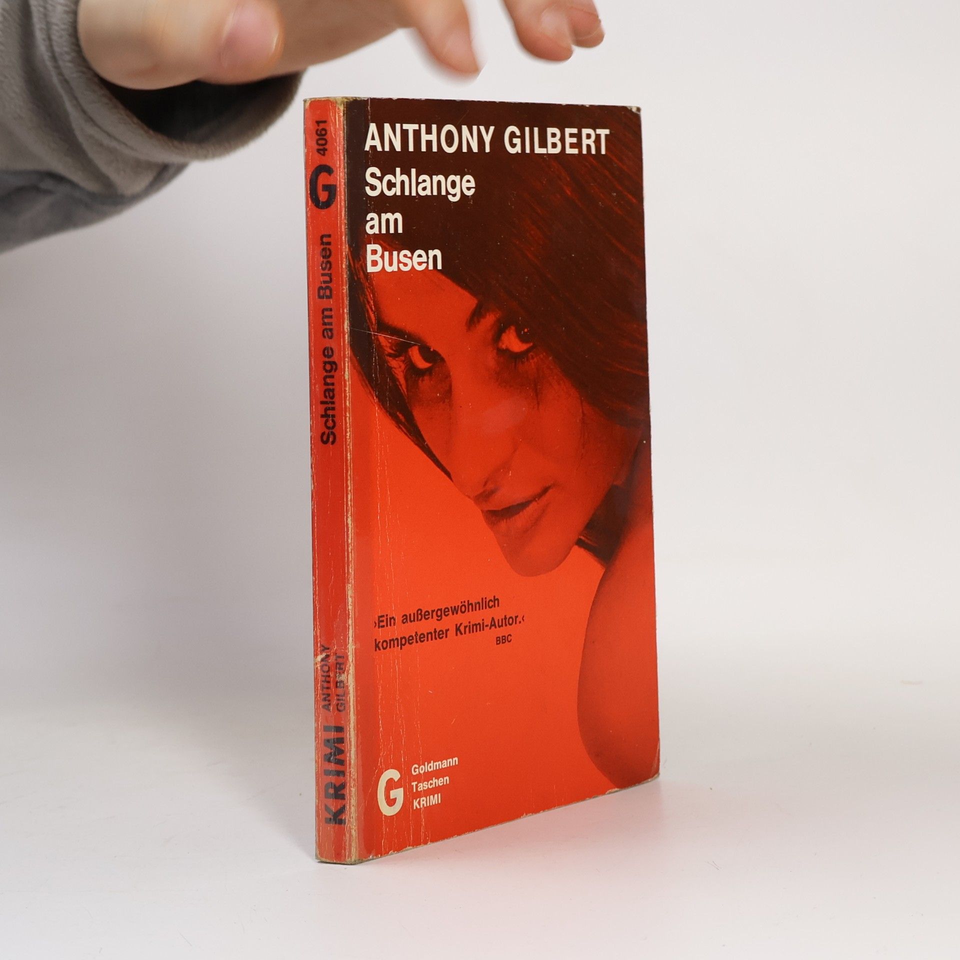 Anthony Gilbert Schlange am Busen