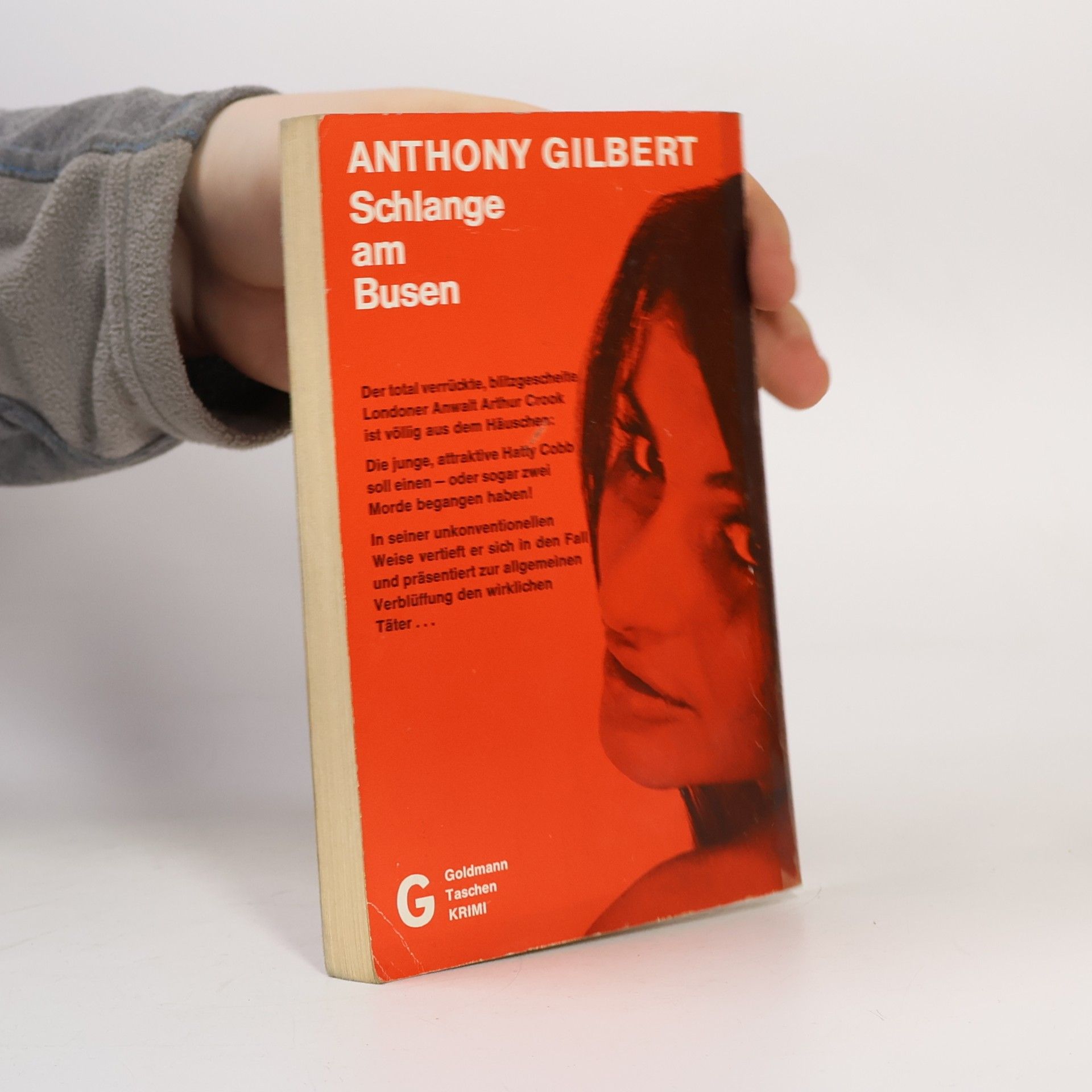 Anthony Gilbert Schlange am Busen