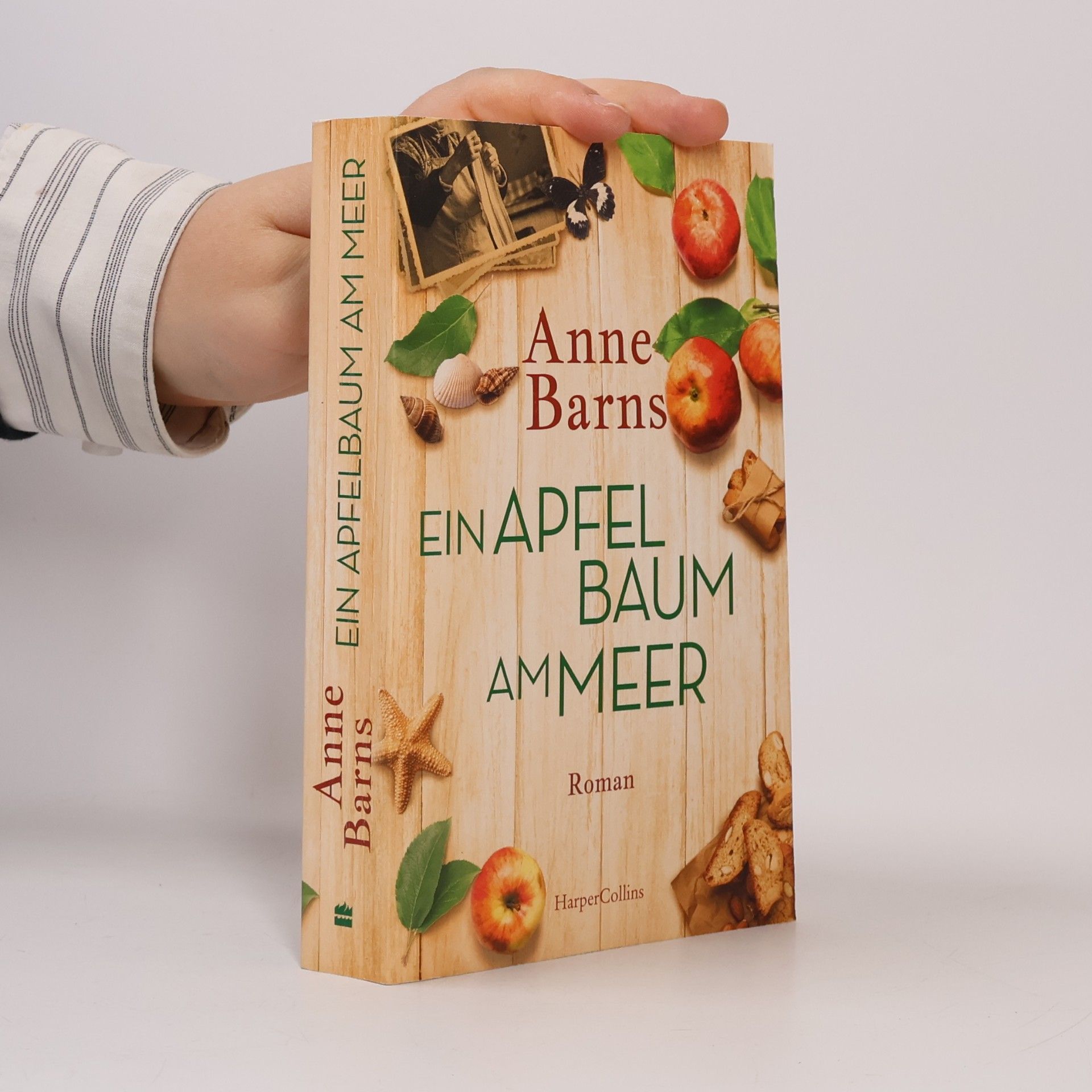 Anne Barns Ein Apfelbaum am Meer