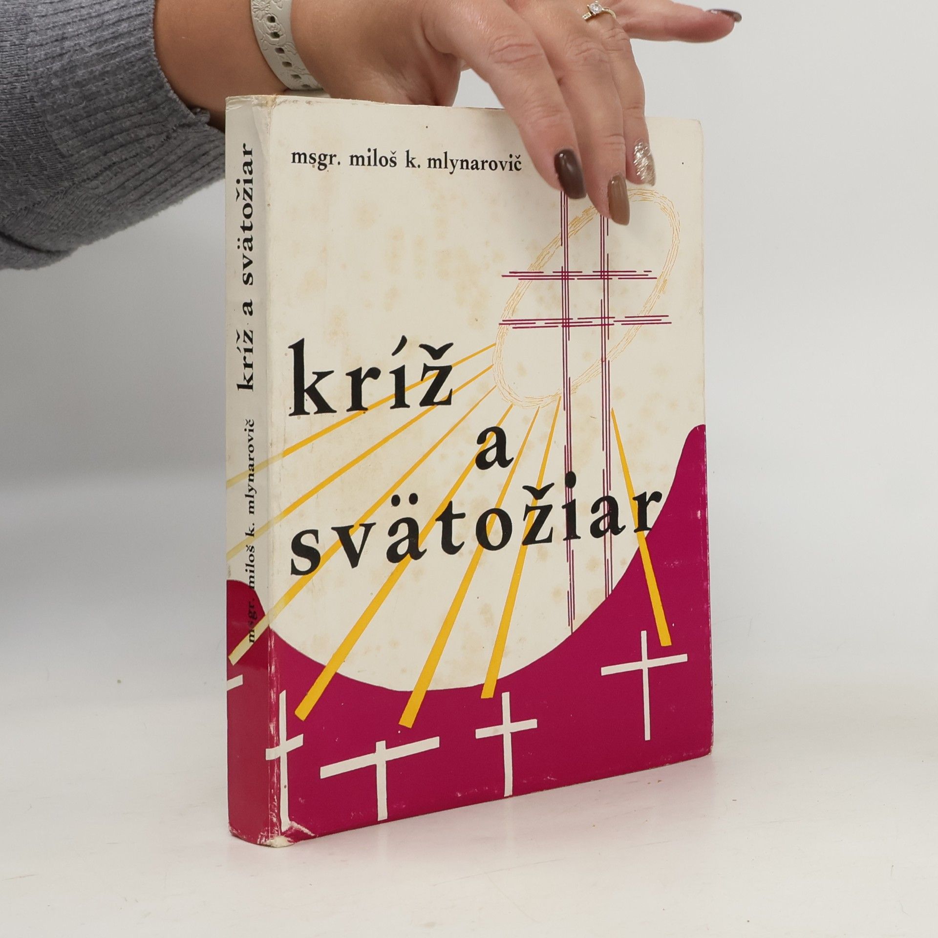 Kríž a svätožiar