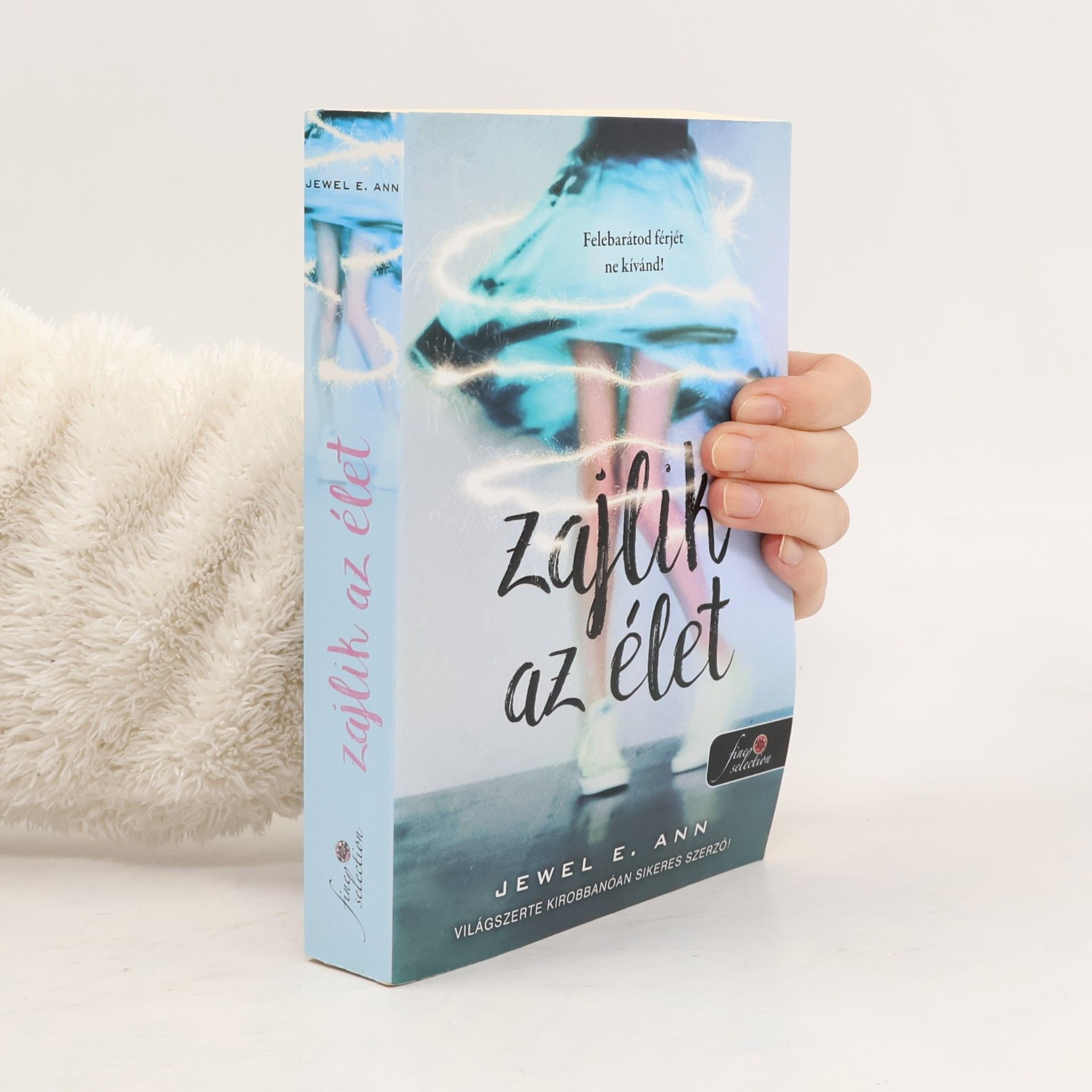 Zajlik az élet