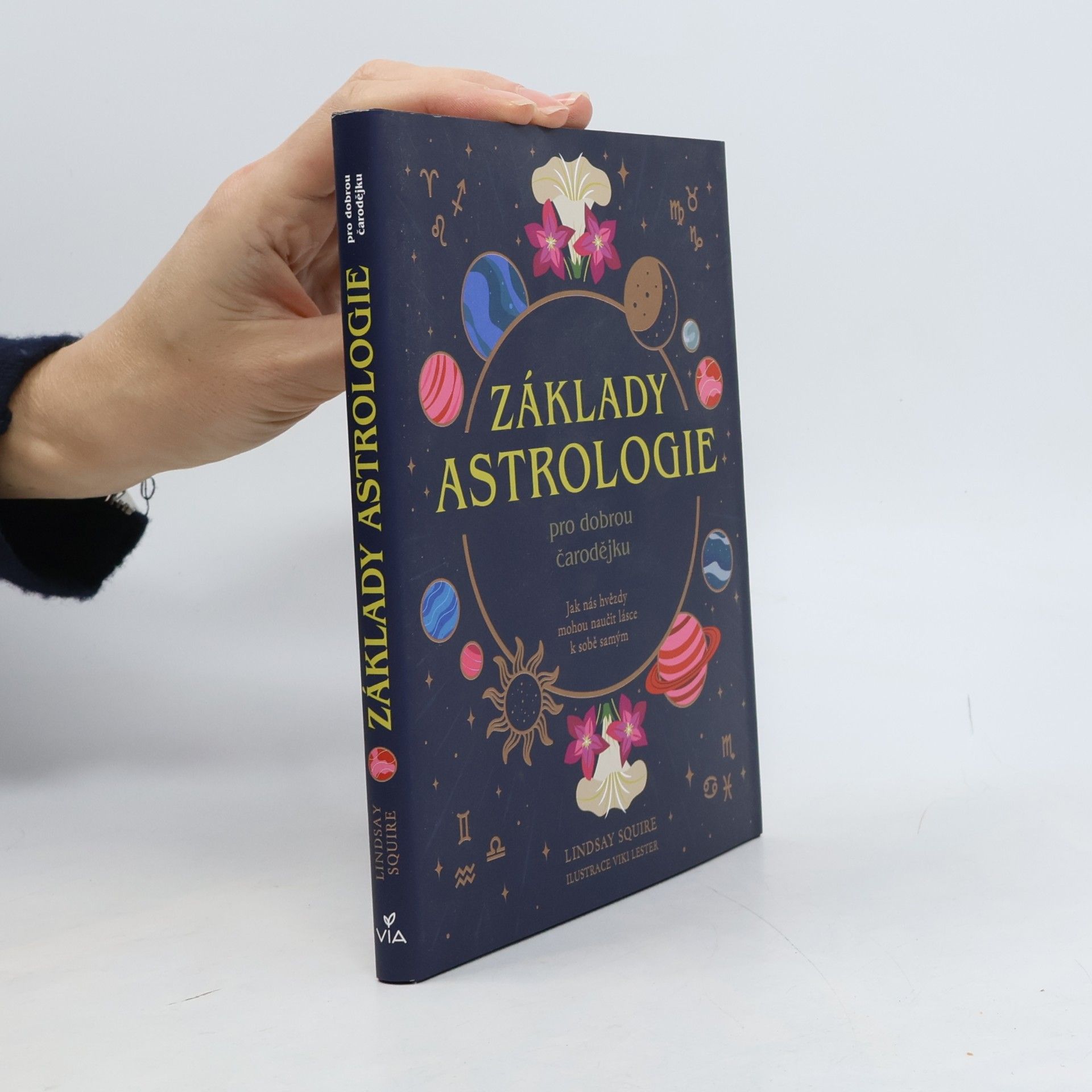 Základy astrologie pro dobrou čarodějku: Jak nás hvězdy mohou naučit lásce k sobě samým