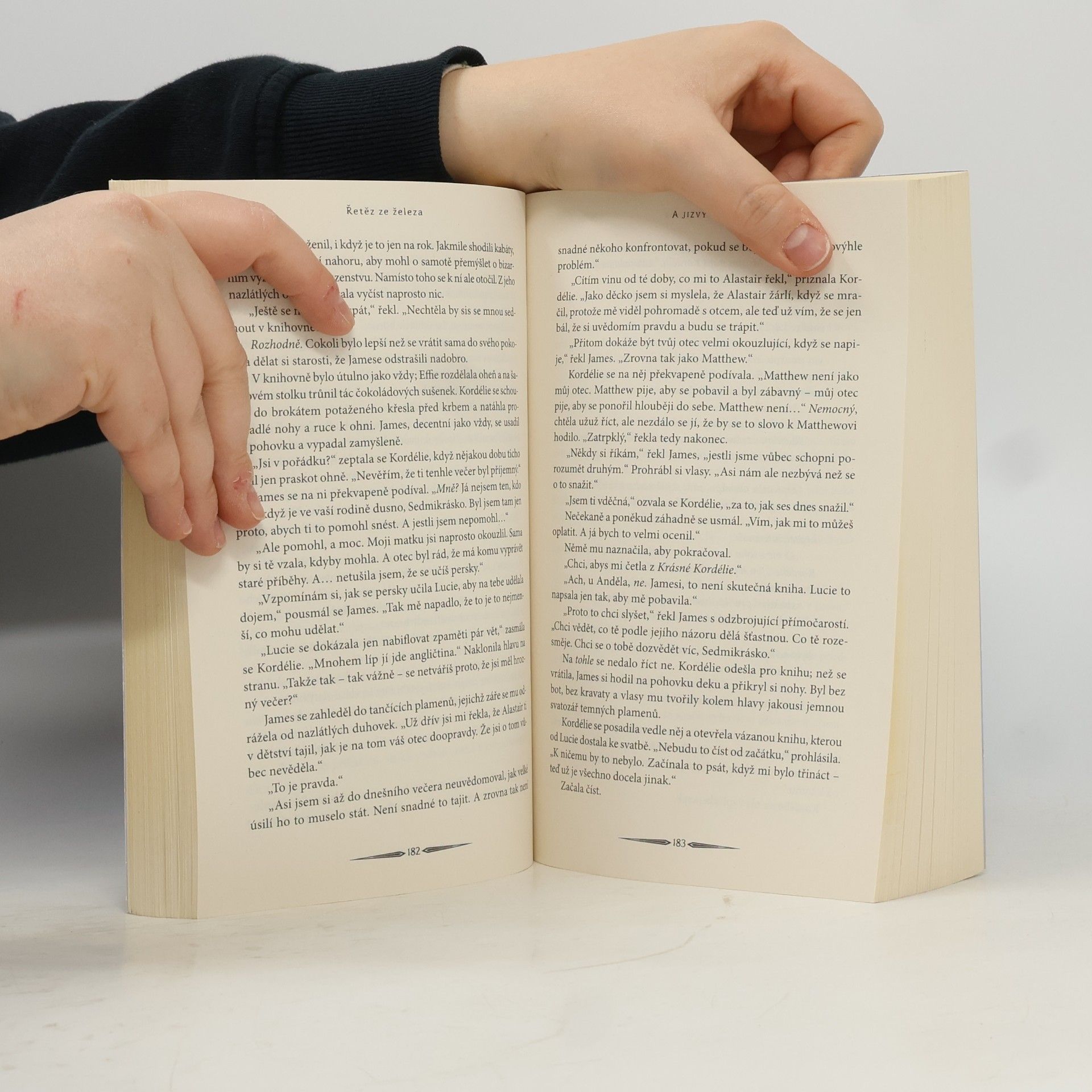 Cassandra Clare Poslední hodina. Kniha druhá, Řetěz ze železa