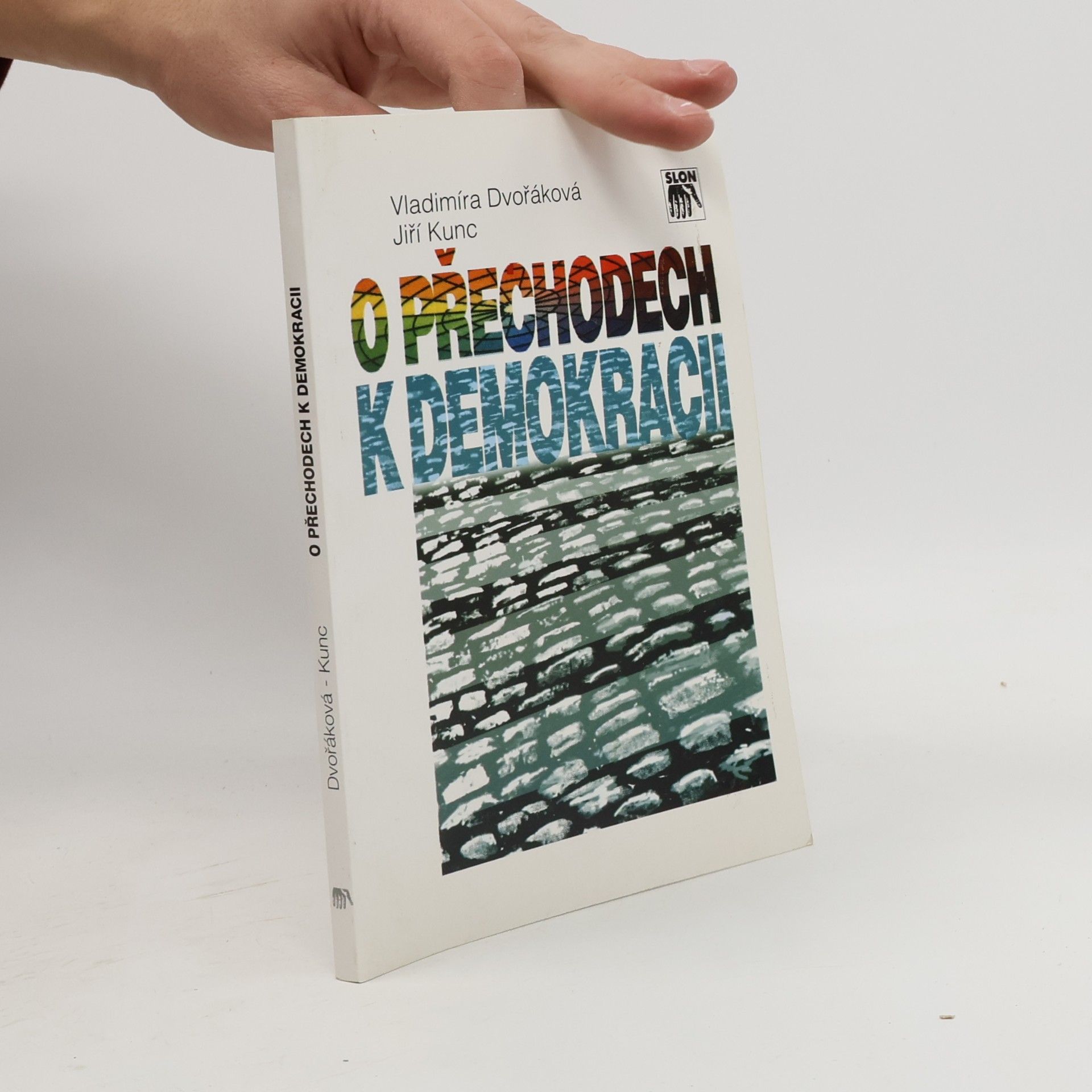 O přechodech k demokracii