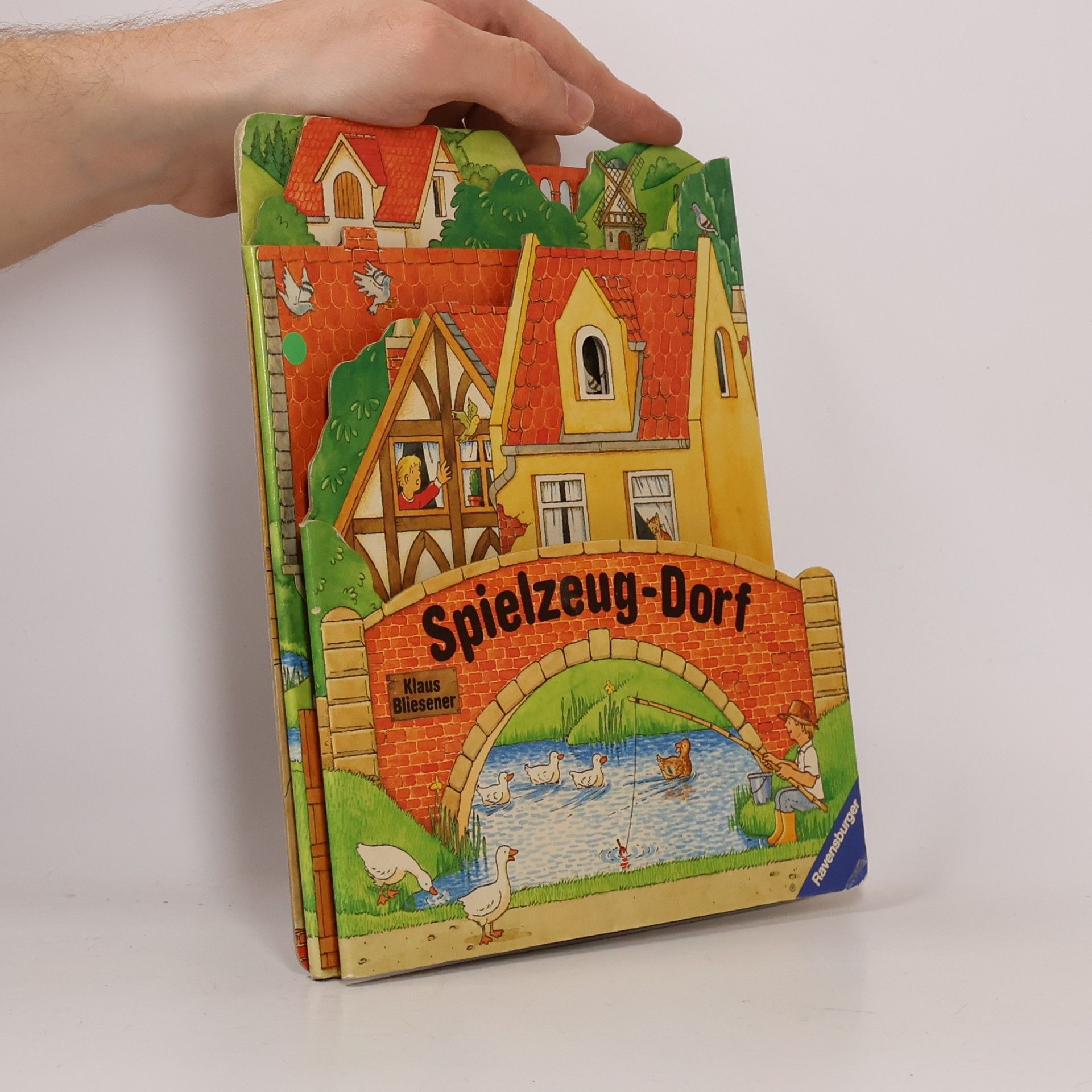 Spielzeug-Dorf. Bilderbuch mit Gucklöchern