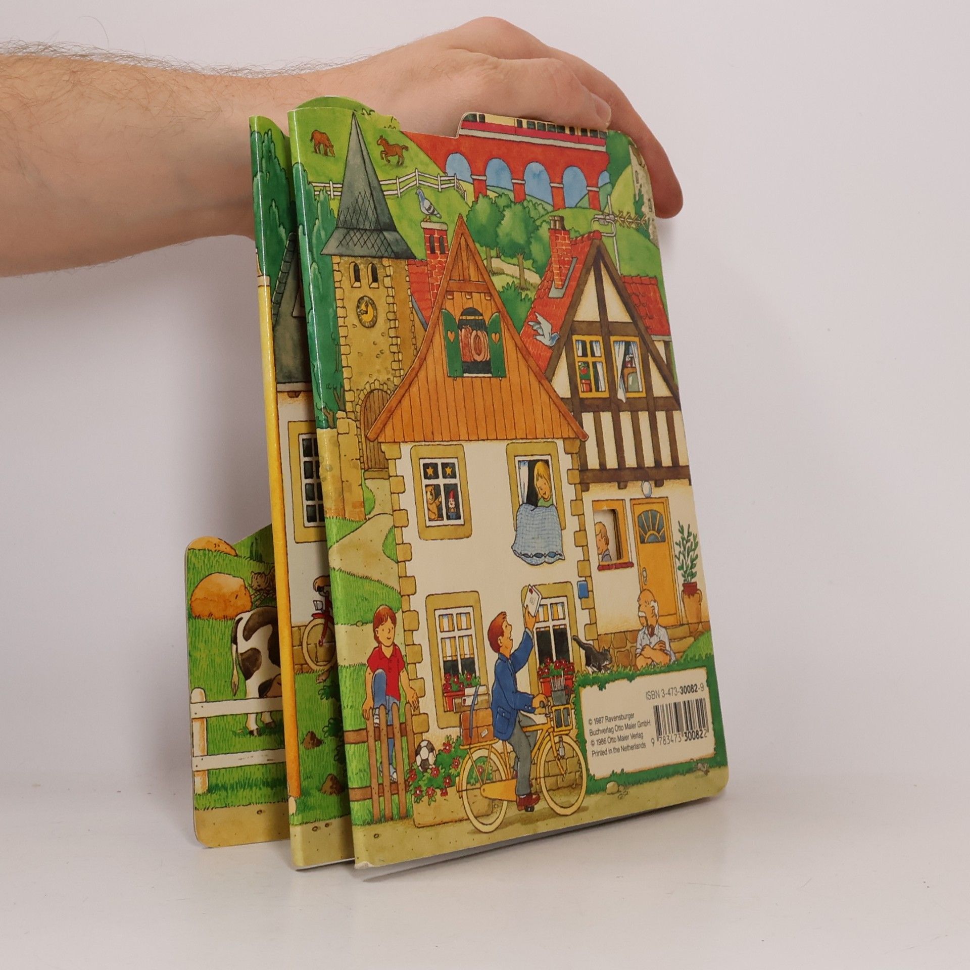 Klaus Bliesener Spielzeug-Dorf. Bilderbuch mit Gucklöchern