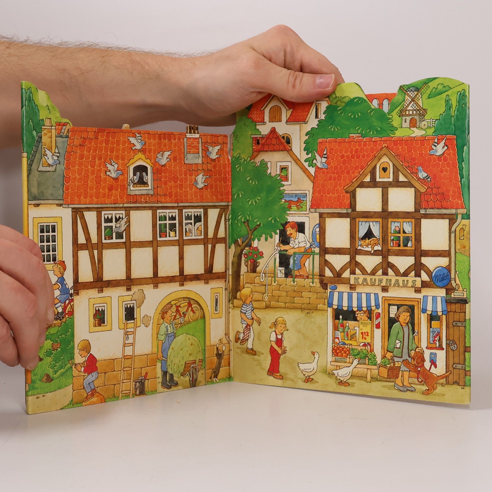 Klaus Bliesener Spielzeug-Dorf. Bilderbuch mit Gucklöchern