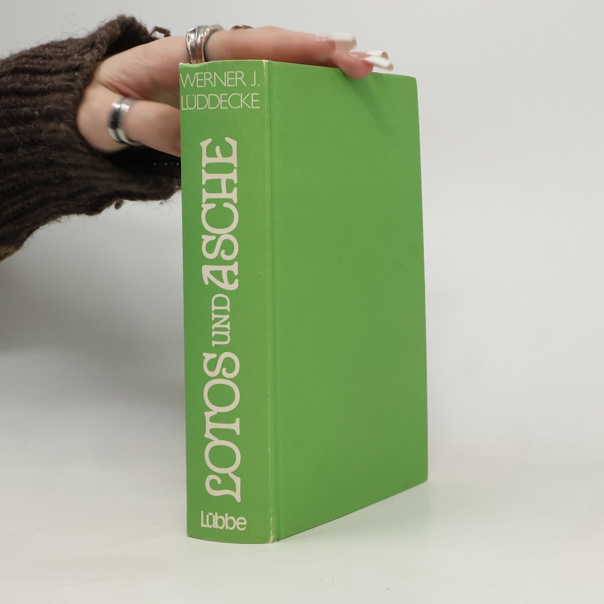 Lotos und Asche