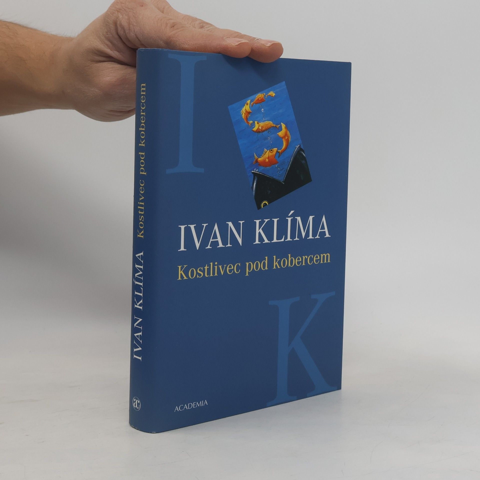 Kostlivec pod kobercem