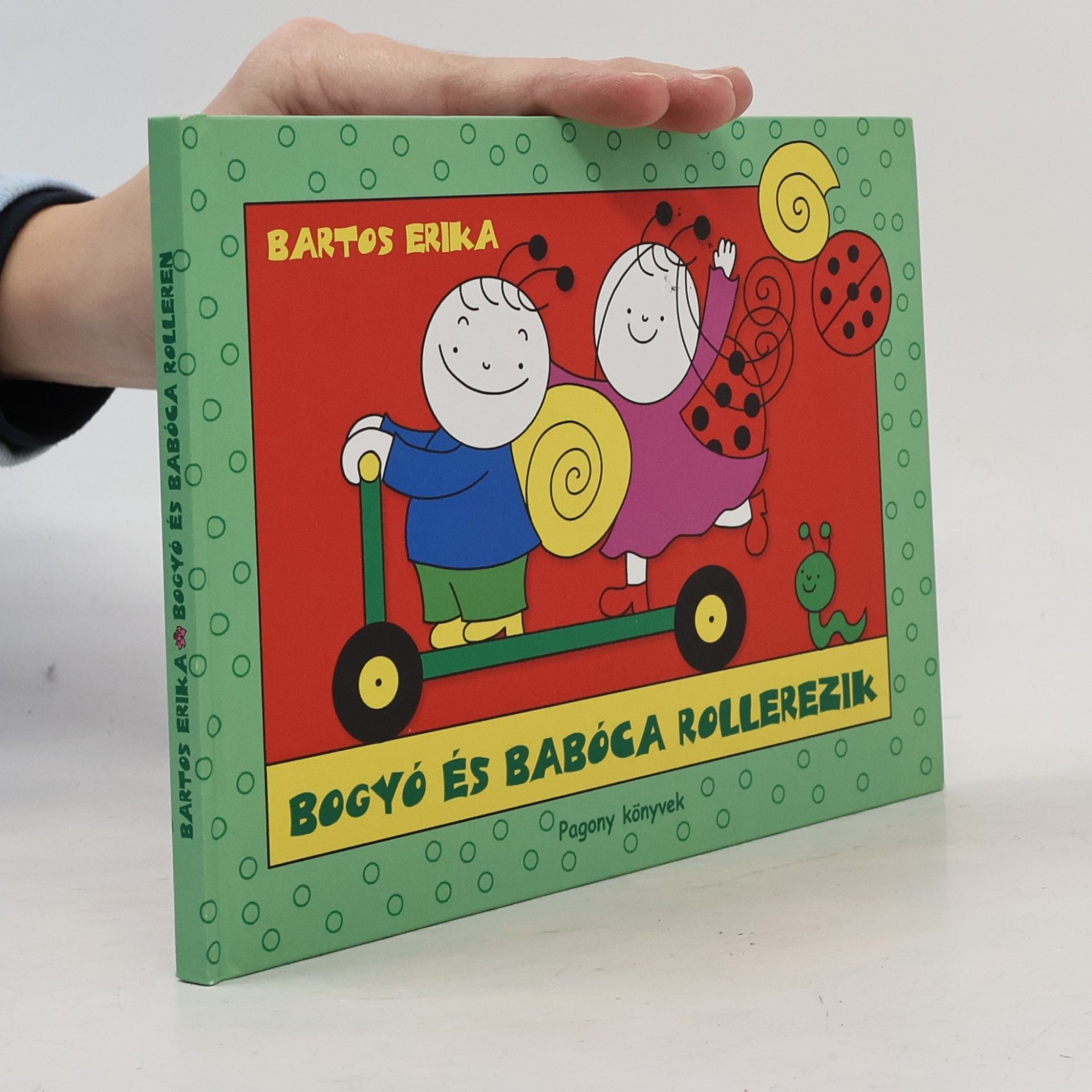 Erika Bartos Bogyó és Babóca rollerezik