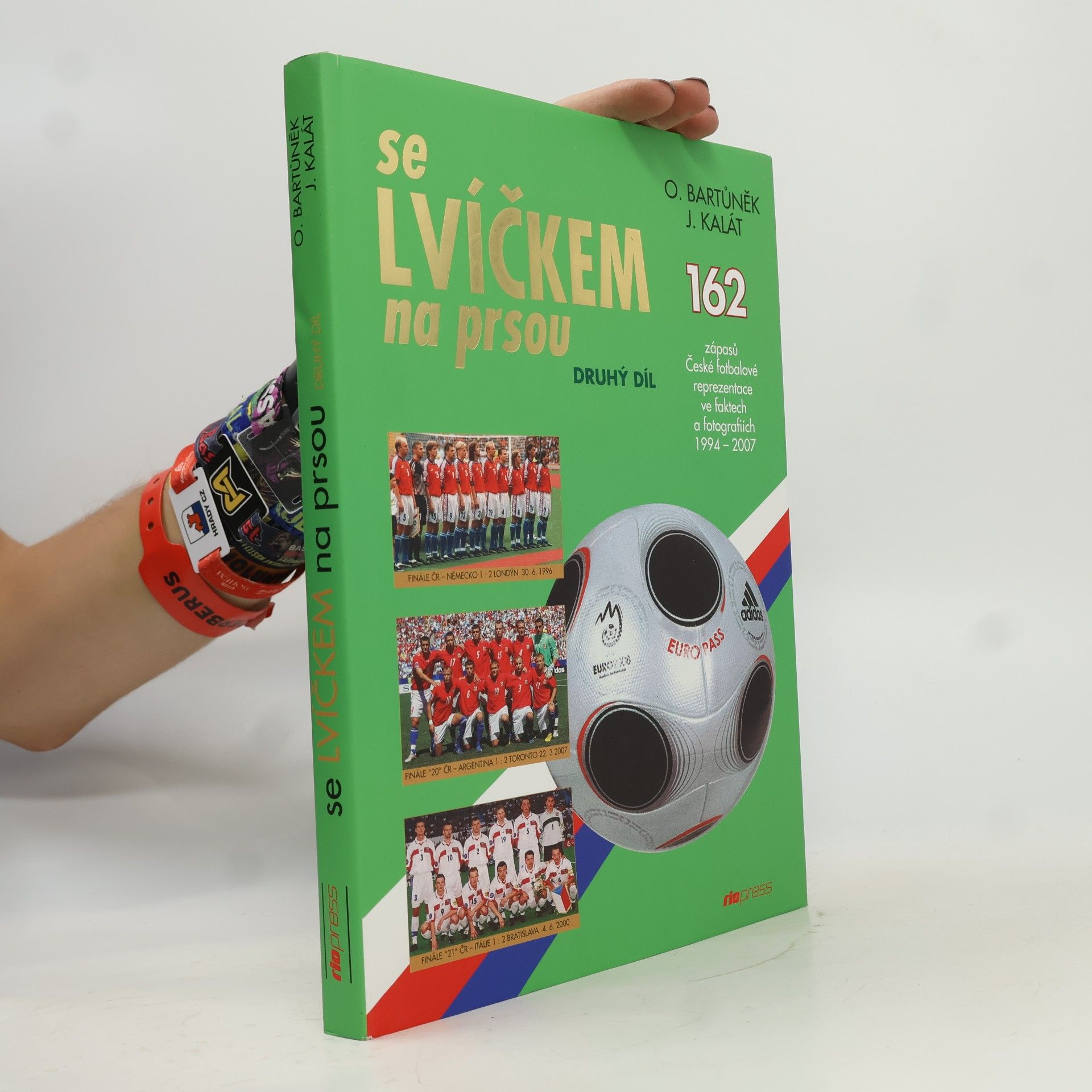 Se lvíčkem na prsou. 587 zápasů československé a české fotbalové reprezentace ve faktech a fotografiích