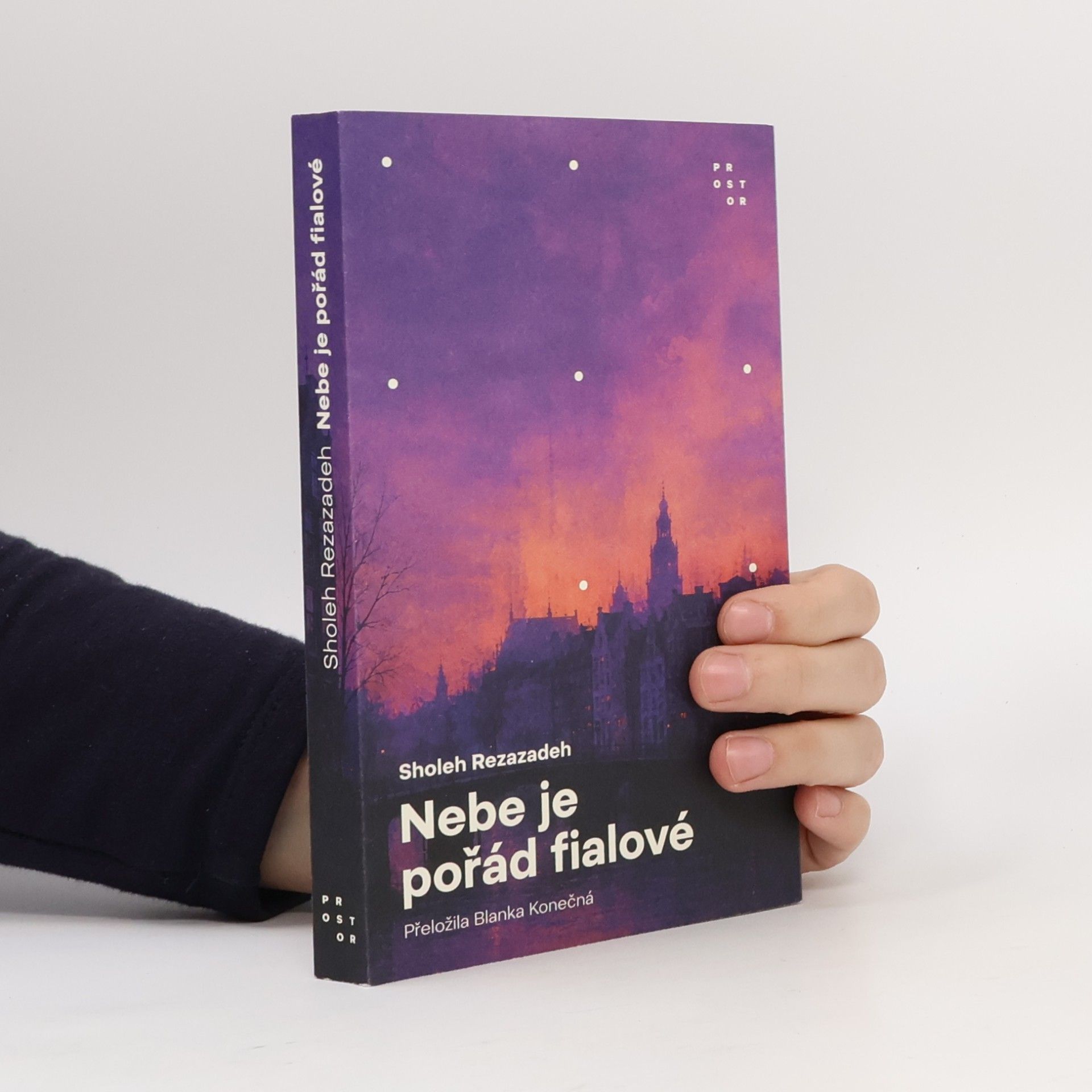 Nebe je pořád fialové