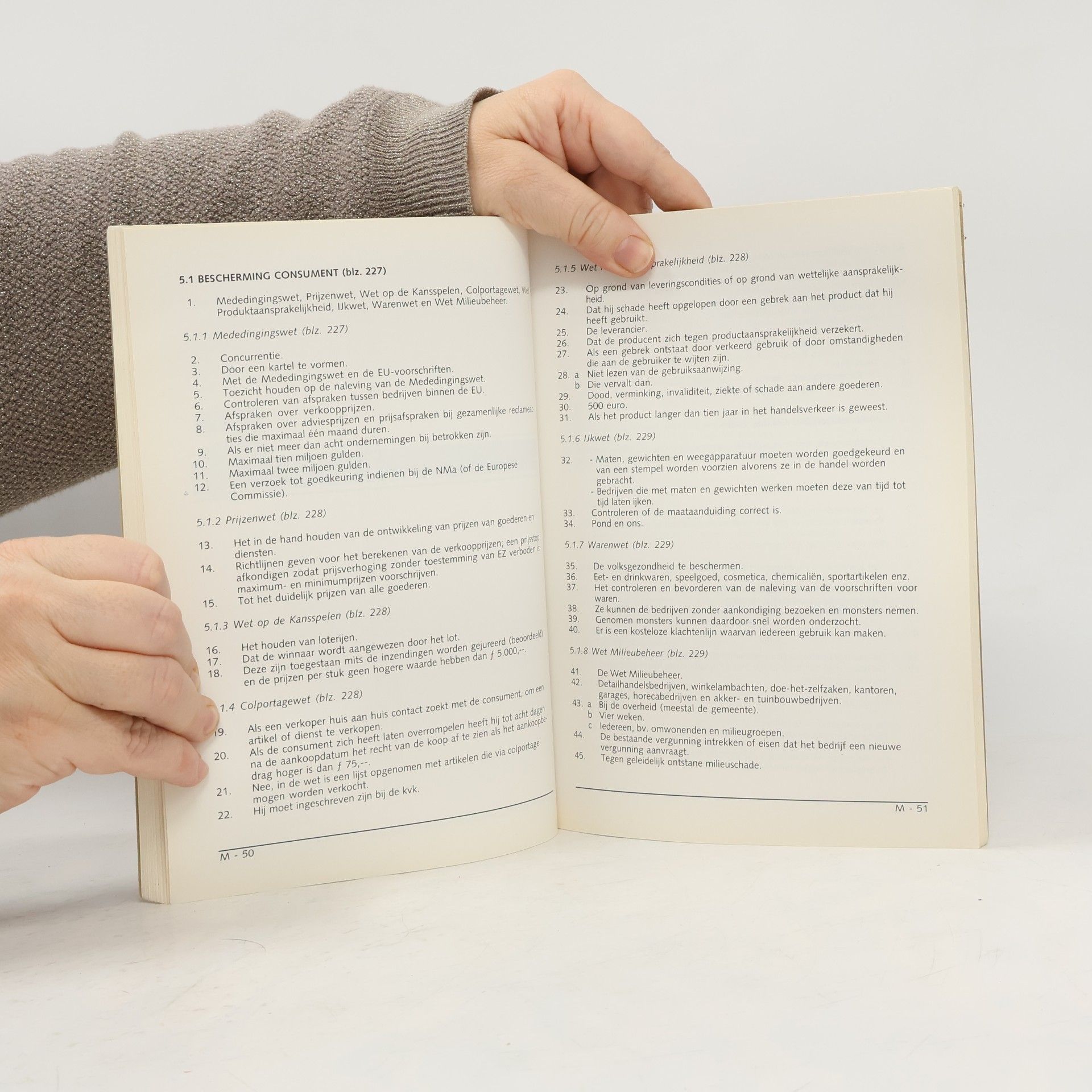 Various authors Uitwerkingen bij Module 1 - Bedrijfsbeheer