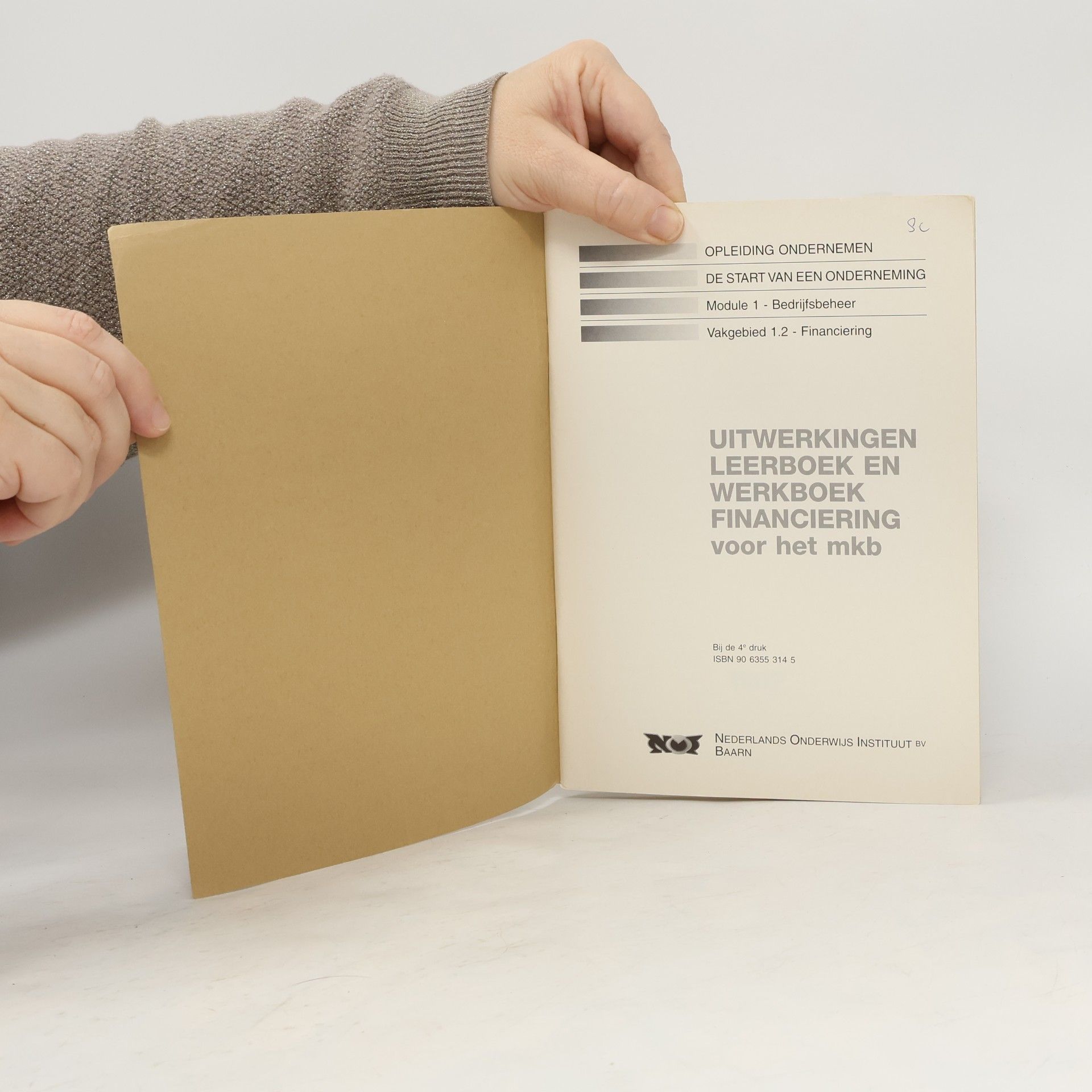 Various authors Uitwerkingen Leerboek en Werkboek Financiering voor het mkb 1