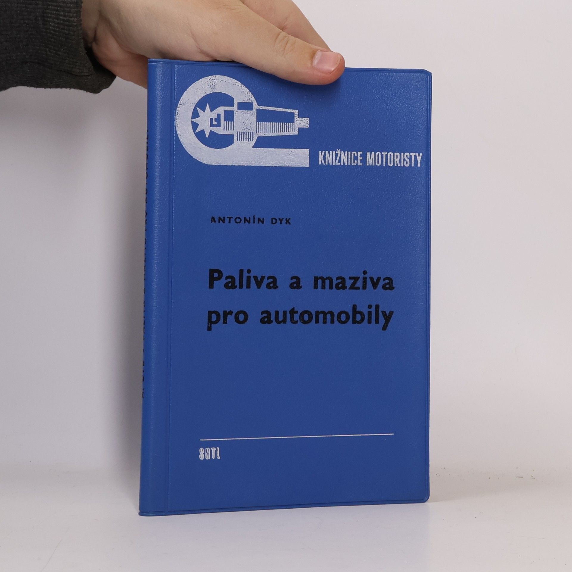 Paliva a maziva pro automobily