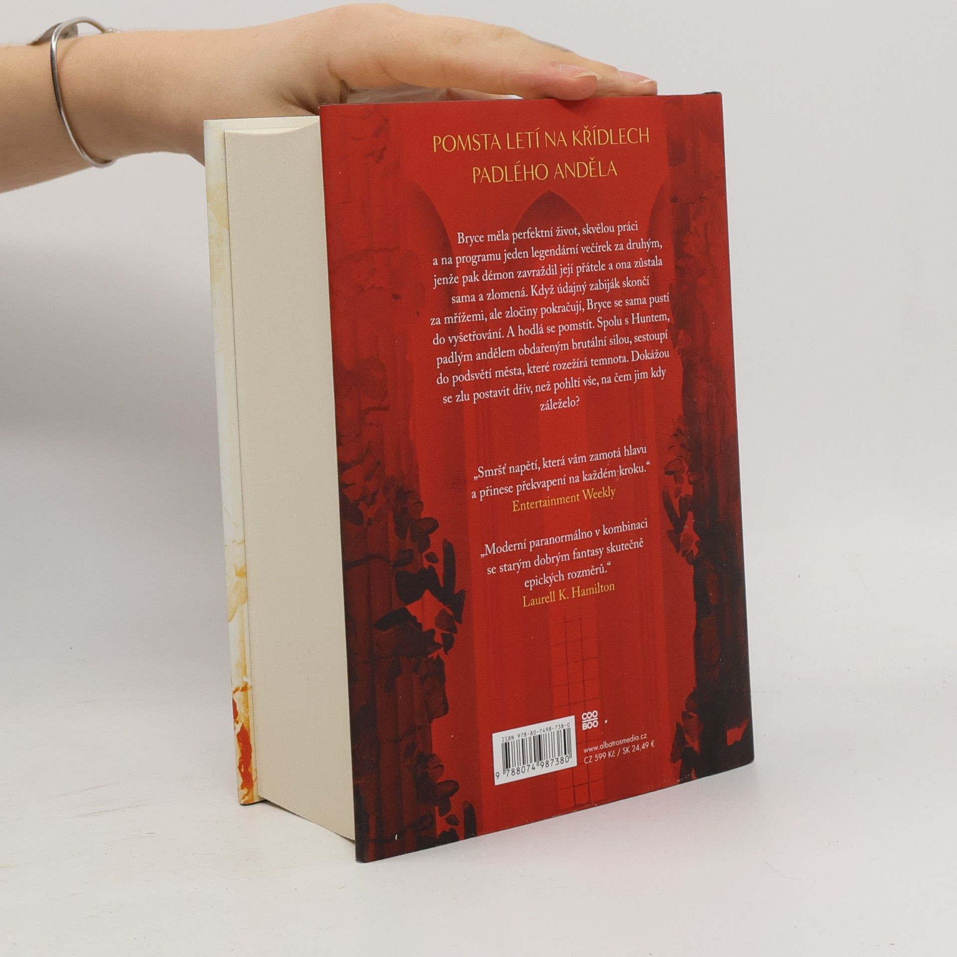 Sarah J. Maas Rod země a krve