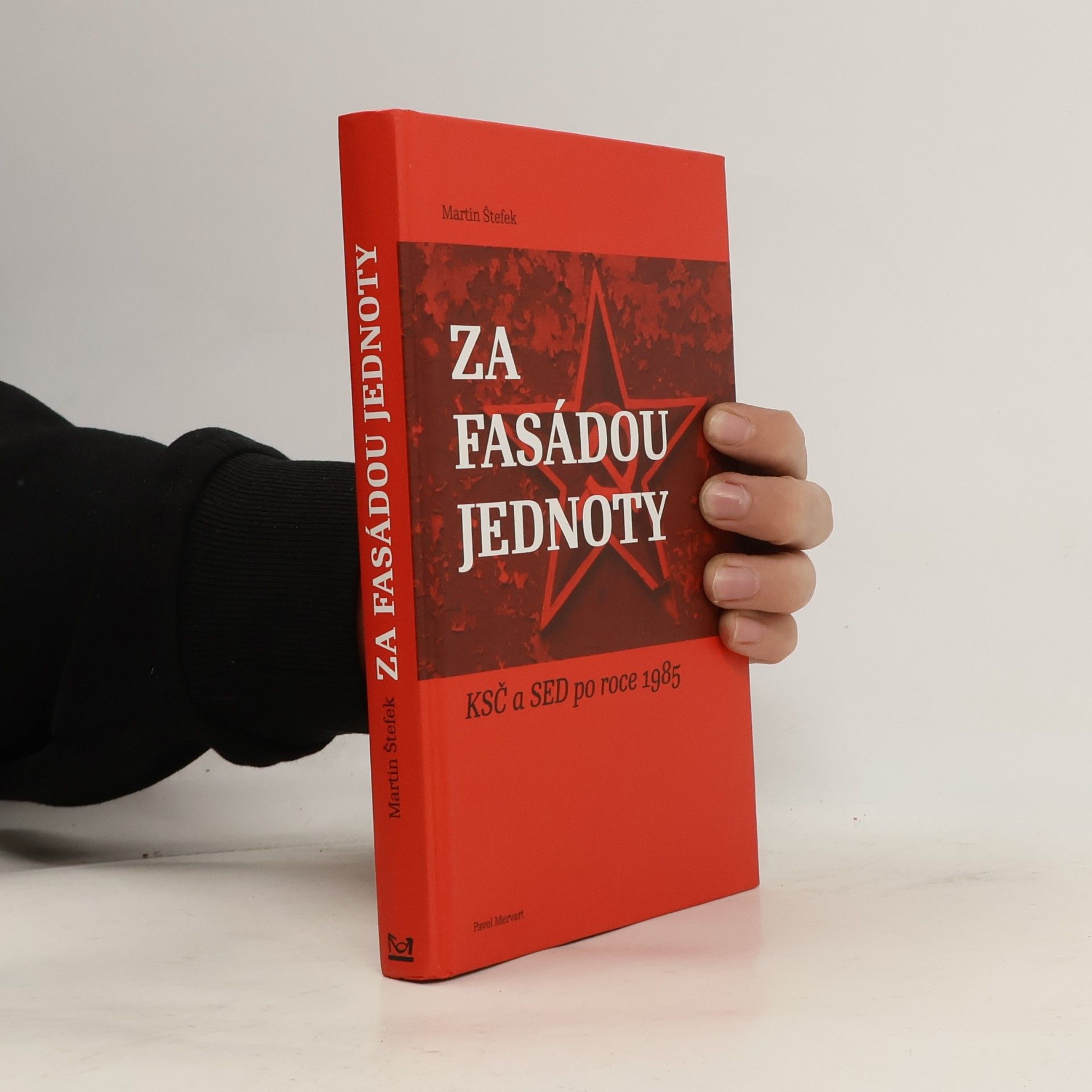 Za fasádou jednoty