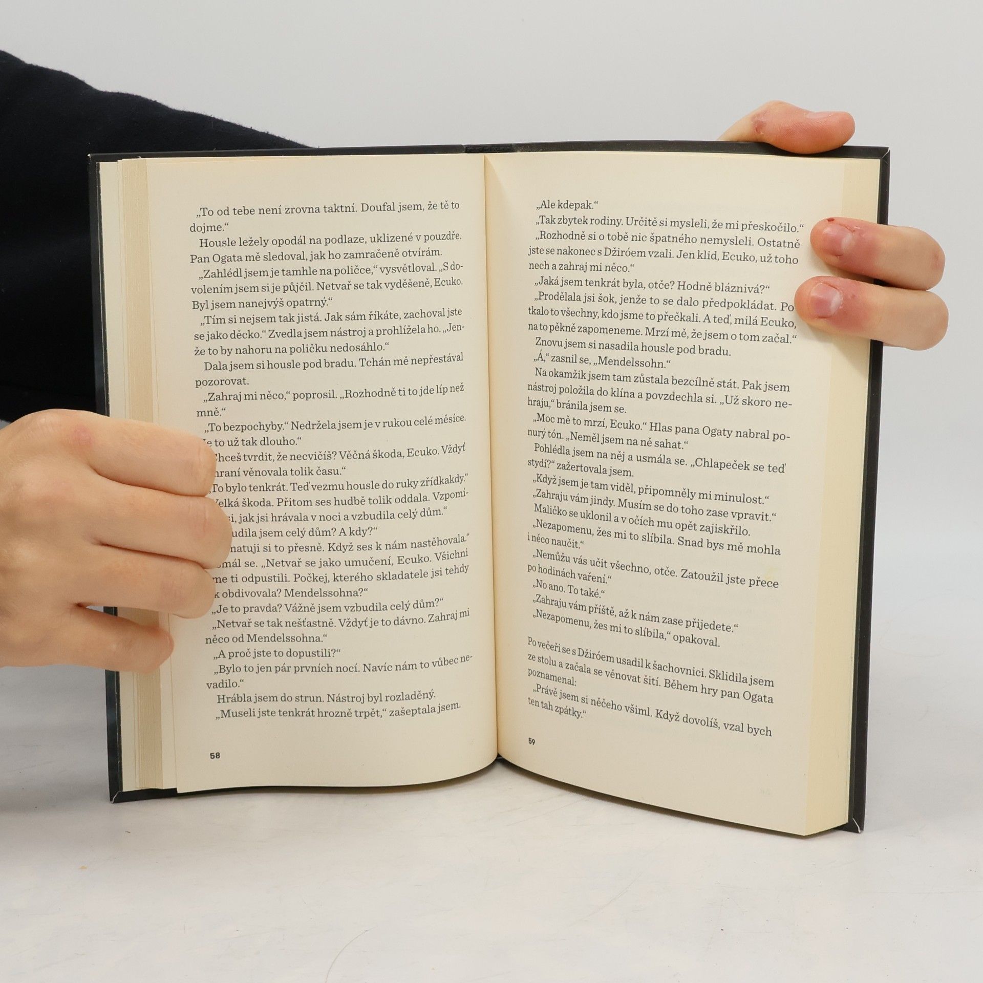 Kazuo Ishiguro Vybledlá krajina s kopci