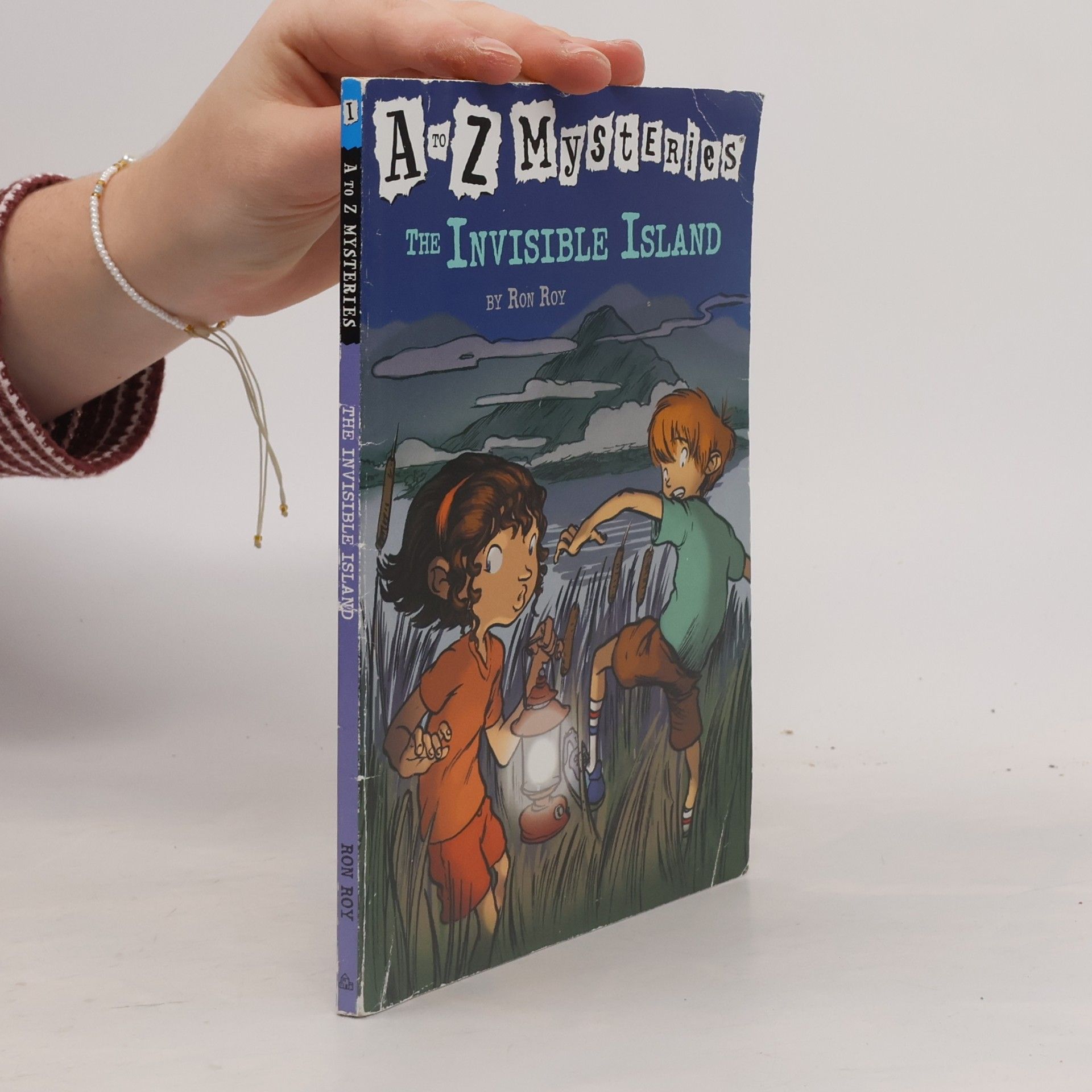 Ron Roy A to Z Mysteries - 1: The Invisible Island