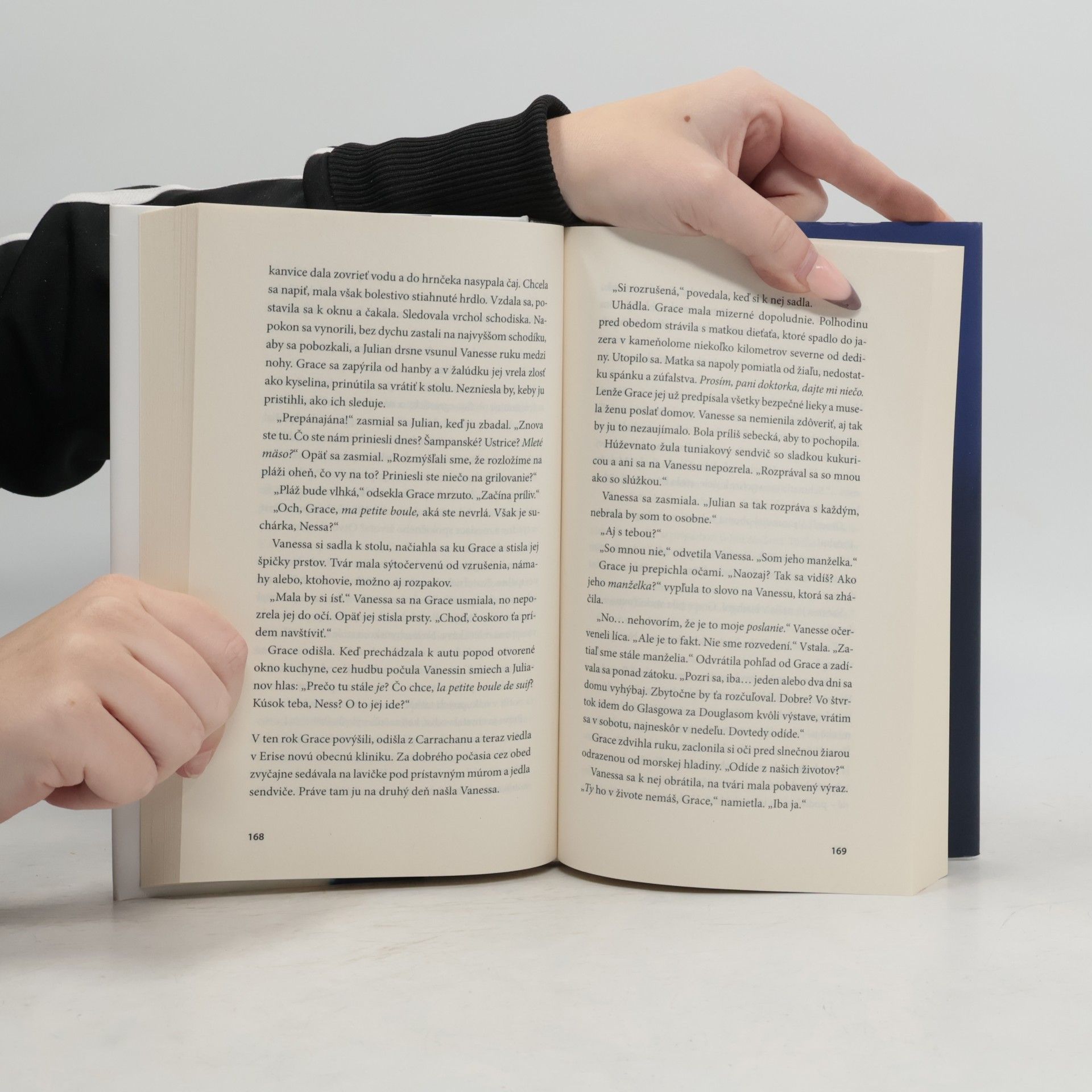 Paula Hawkins Modrá hodinka