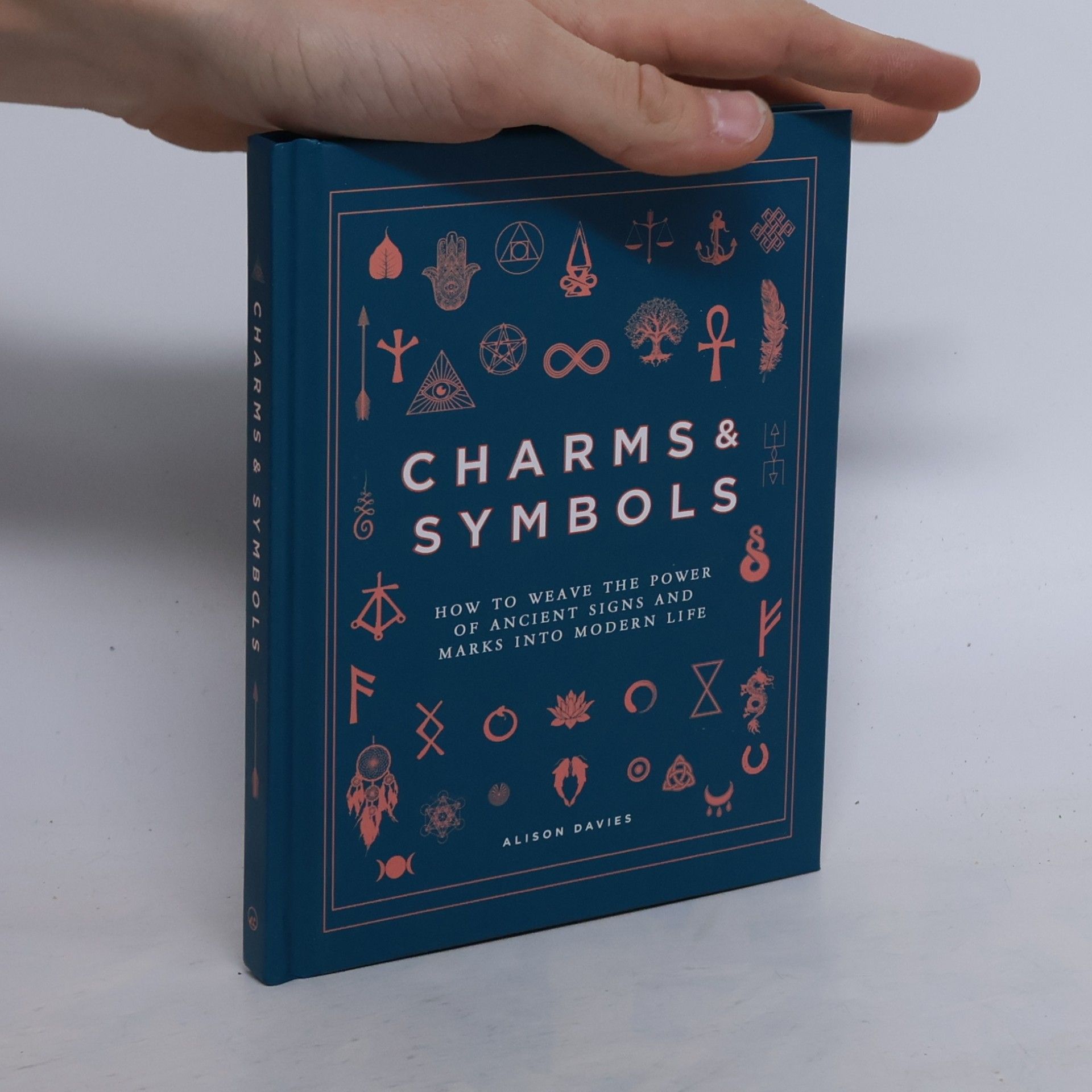 Charms & Symbols : How to Weave the Power of Ancient Signs and Marks into Modern Life
