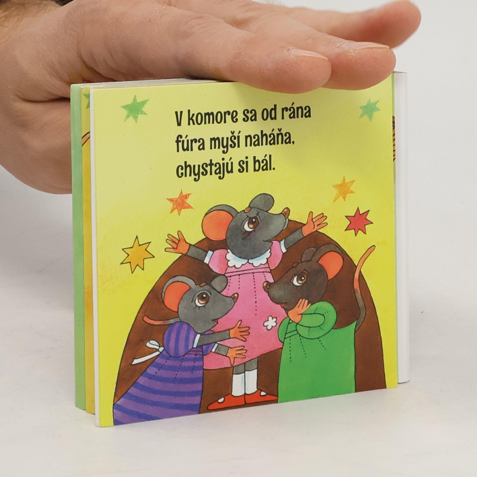 V komore sa od rána fúra myší naháňa, chystajú si bál.