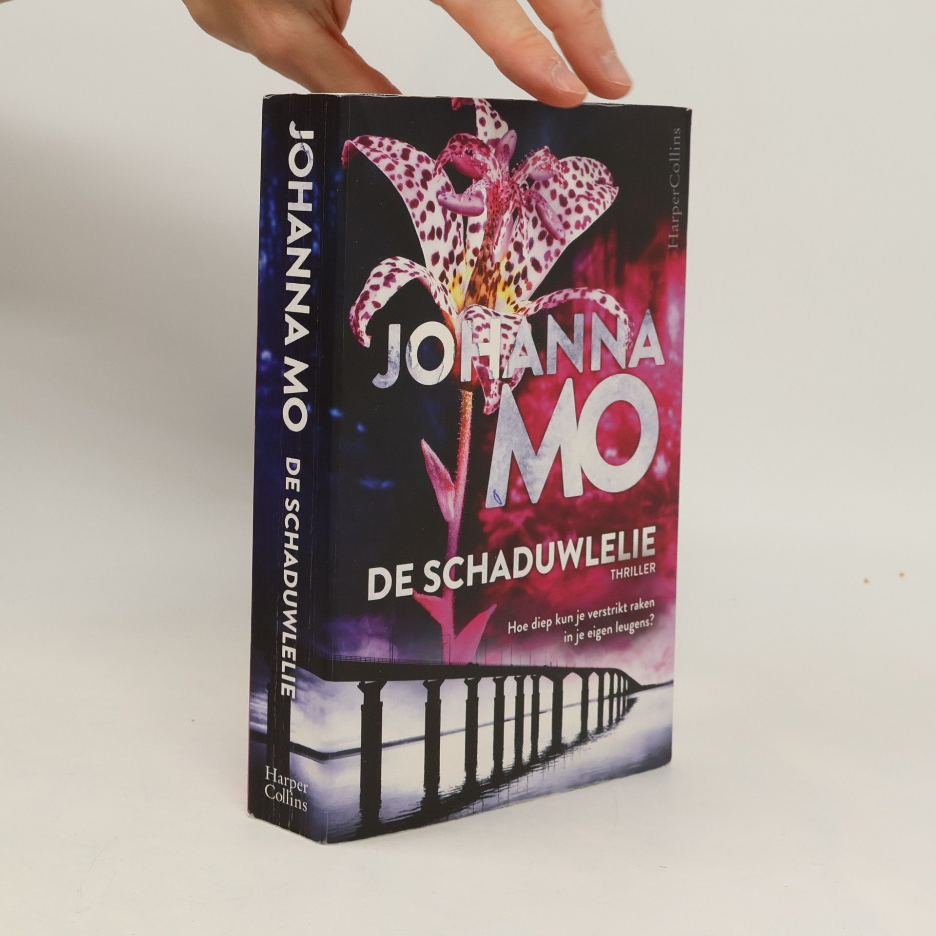 Johanna Mo World of thrillers - 2: De schaduwlelie: Hoe diep kun je verstrikt raken in je eigen leugens?