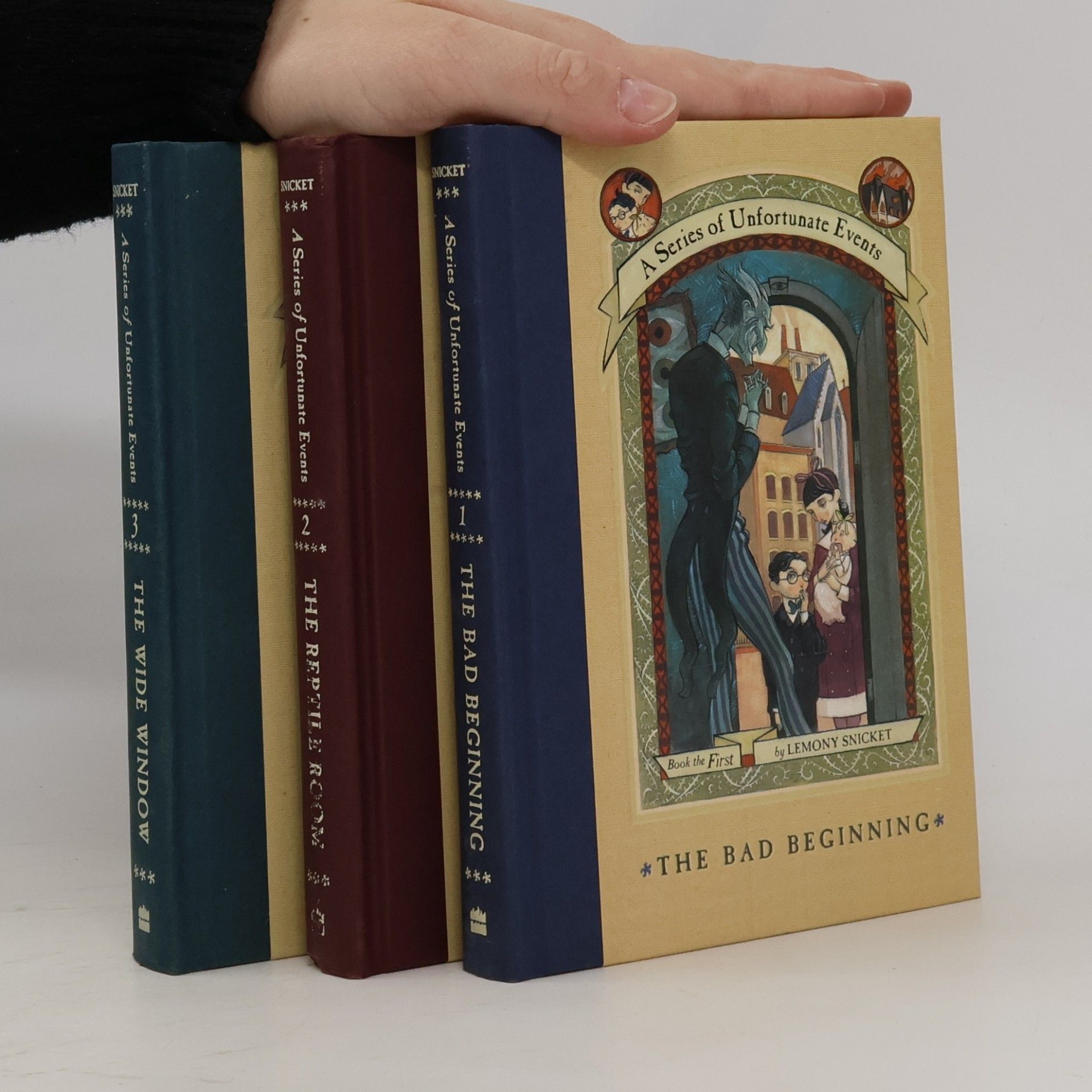 A Series of Unfortunate Events Box: The Trouble Begins (Books 1-3)
