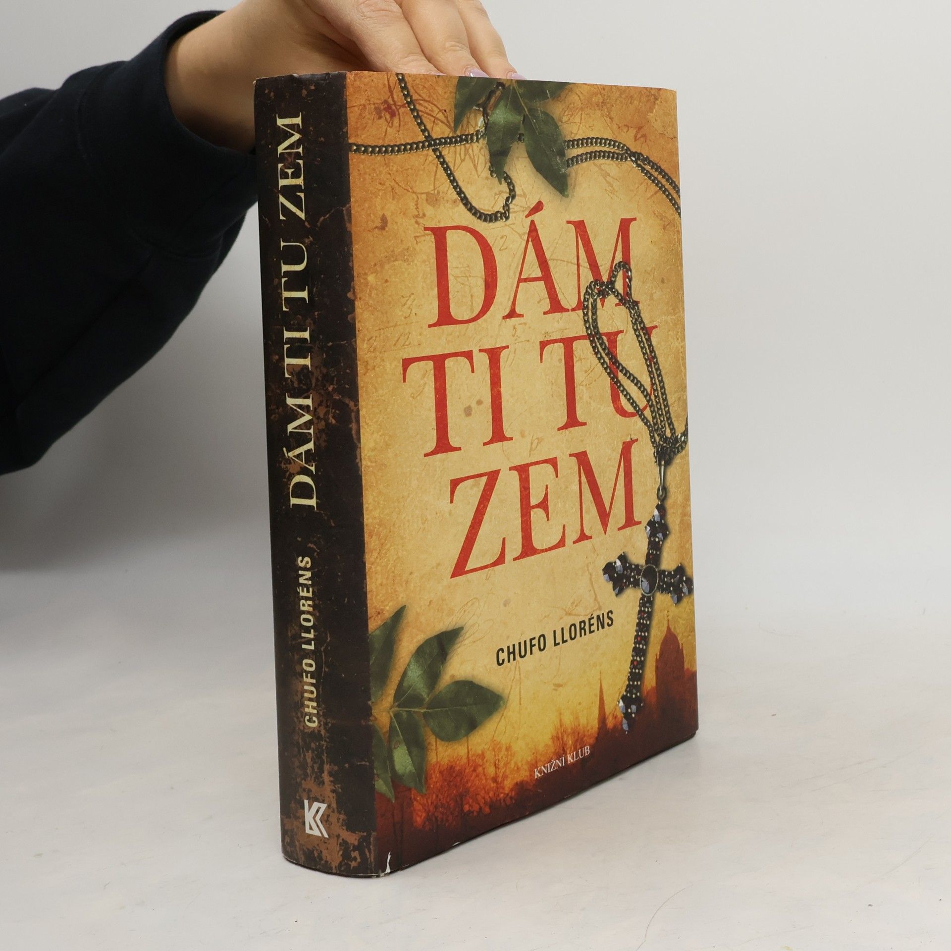 Chufo Lloréns Dám ti tu zem