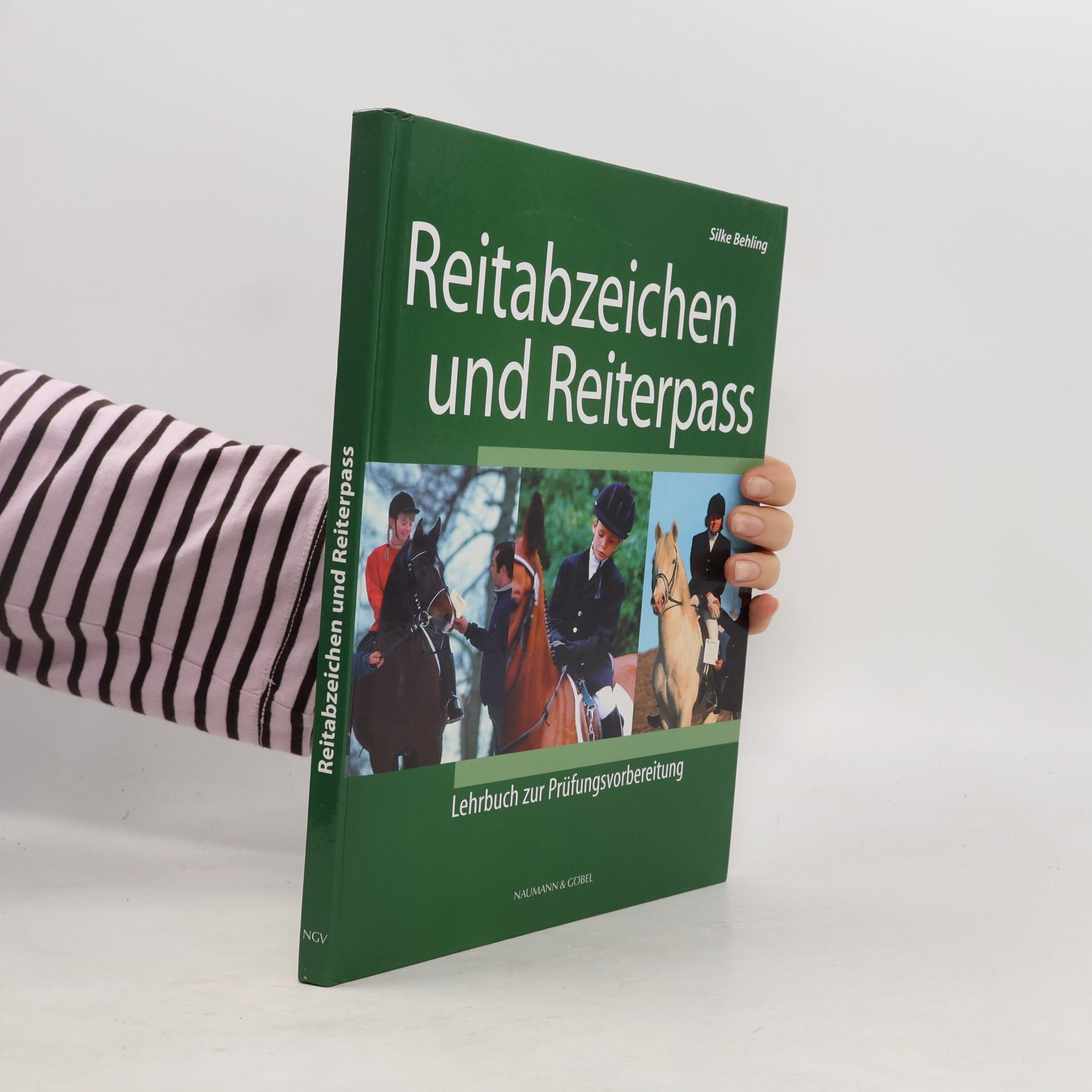 Reitabzeichen und Reiterpass - Lehrbuch zur Prüfungsvorbereitung