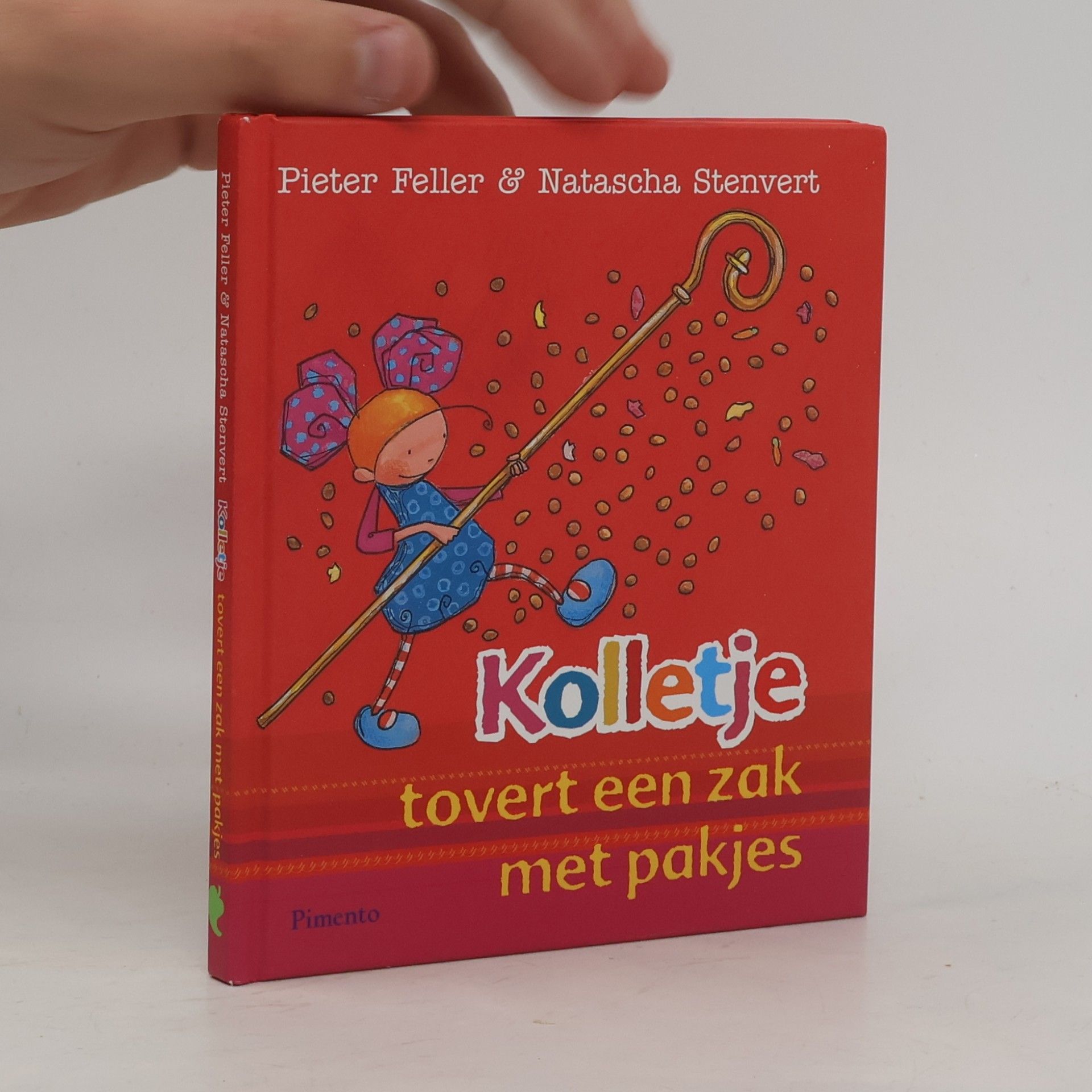 Pieter Feller Kolletje tovert een zak met pakjes