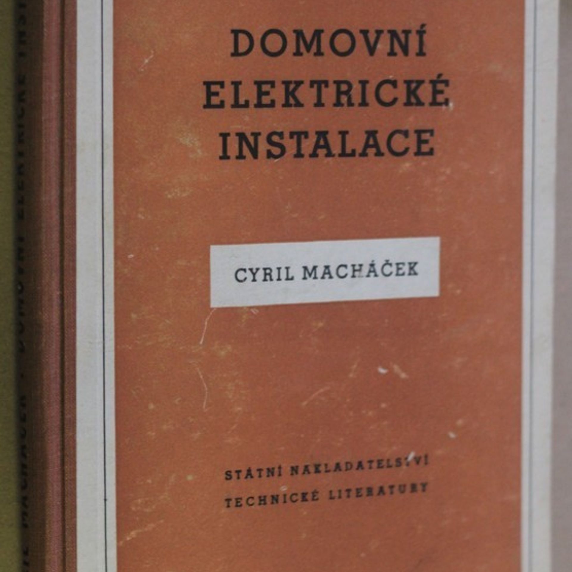 Cyril Macháček Domovní elektrické instalace : Určeno pro školení elektrotechniků ... pomůcka pro odb. školy a příručka pro praxi