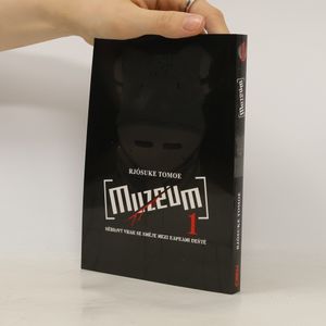 Muzeum. Sériový vrah se směje mezi kapkami deště