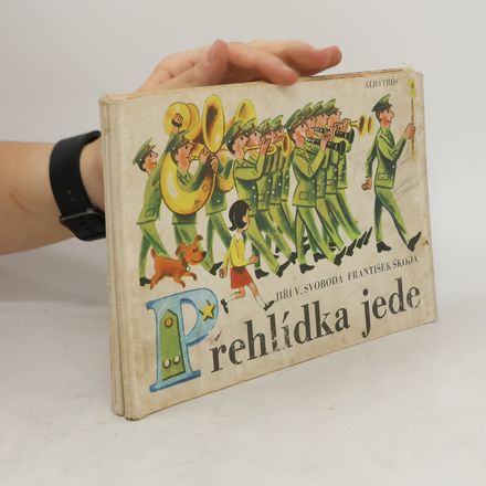 Přehlídka jede